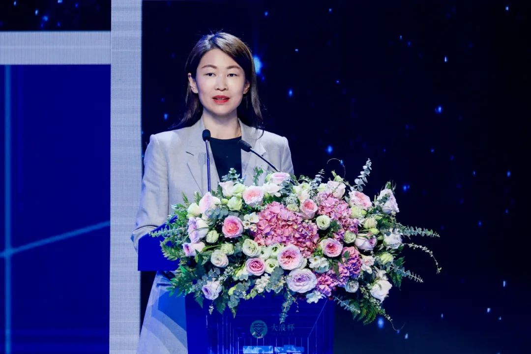 &ldquo;元音#東方&rdquo;第十二屆&ldquo;大浪杯&rdquo;中國(guó)女裝設(shè)計(jì)大賽圓滿(mǎn)收官，作品《逍遙詩(shī)學(xué)》贏得&ldquo;金浪獎(jiǎng)&rdquo;20萬(wàn)，大賽虛擬代言人&ldquo;唯我&rdquo;驚艷亮相！