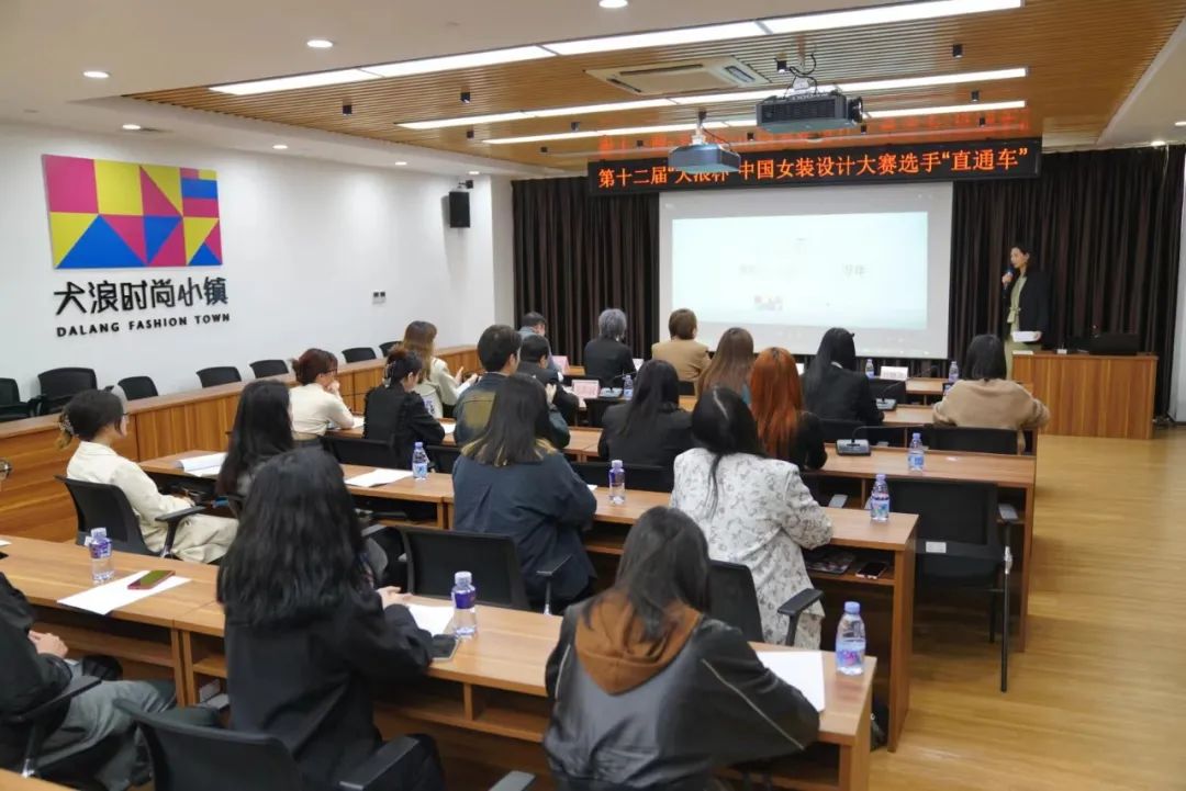 &ldquo;元音#東方&rdquo;第十二屆&ldquo;大浪杯&rdquo;中國(guó)女裝設(shè)計(jì)大賽圓滿(mǎn)收官，作品《逍遙詩(shī)學(xué)》贏得&ldquo;金浪獎(jiǎng)&rdquo;20萬(wàn)，大賽虛擬代言人&ldquo;唯我&rdquo;驚艷亮相！