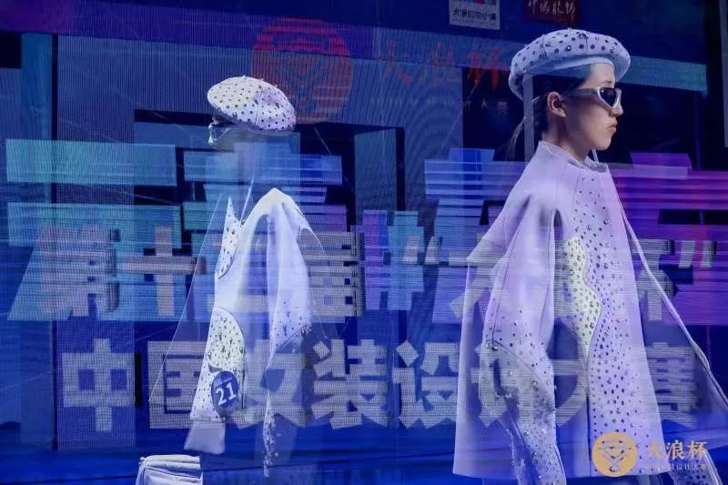 &ldquo;元音#東方&rdquo;第十二屆&ldquo;大浪杯&rdquo;中國(guó)女裝設(shè)計(jì)大賽圓滿(mǎn)收官，作品《逍遙詩(shī)學(xué)》贏得&ldquo;金浪獎(jiǎng)&rdquo;20萬(wàn)，大賽虛擬代言人&ldquo;唯我&rdquo;驚艷亮相！