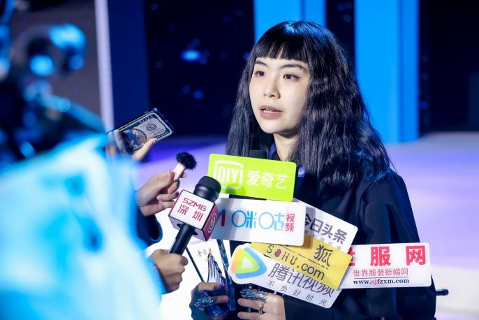 &ldquo;元音#東方&rdquo;第十二屆&ldquo;大浪杯&rdquo;中國(guó)女裝設(shè)計(jì)大賽圓滿(mǎn)收官，作品《逍遙詩(shī)學(xué)》贏得&ldquo;金浪獎(jiǎng)&rdquo;20萬(wàn)，大賽虛擬代言人&ldquo;唯我&rdquo;驚艷亮相！