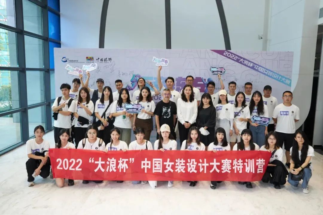 &ldquo;元音#東方&rdquo;第十二屆&ldquo;大浪杯&rdquo;中國(guó)女裝設(shè)計(jì)大賽圓滿(mǎn)收官，作品《逍遙詩(shī)學(xué)》贏得&ldquo;金浪獎(jiǎng)&rdquo;20萬(wàn)，大賽虛擬代言人&ldquo;唯我&rdquo;驚艷亮相！