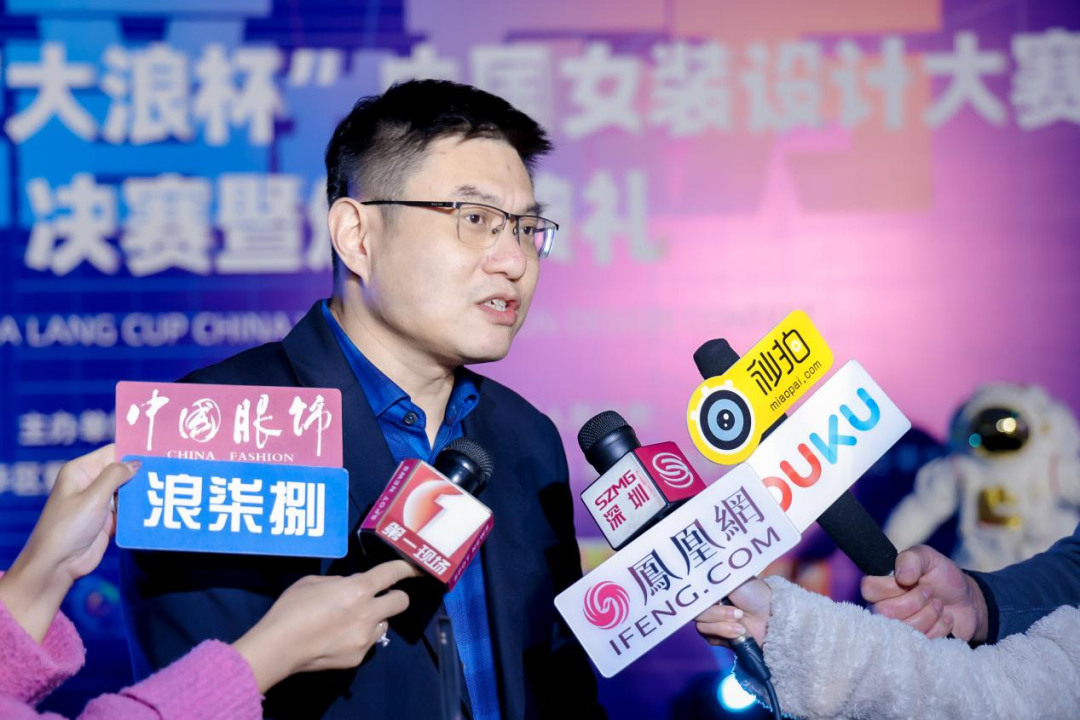 &ldquo;元音#東方&rdquo;第十二屆&ldquo;大浪杯&rdquo;中國(guó)女裝設(shè)計(jì)大賽圓滿(mǎn)收官，作品《逍遙詩(shī)學(xué)》贏得&ldquo;金浪獎(jiǎng)&rdquo;20萬(wàn)，大賽虛擬代言人&ldquo;唯我&rdquo;驚艷亮相！