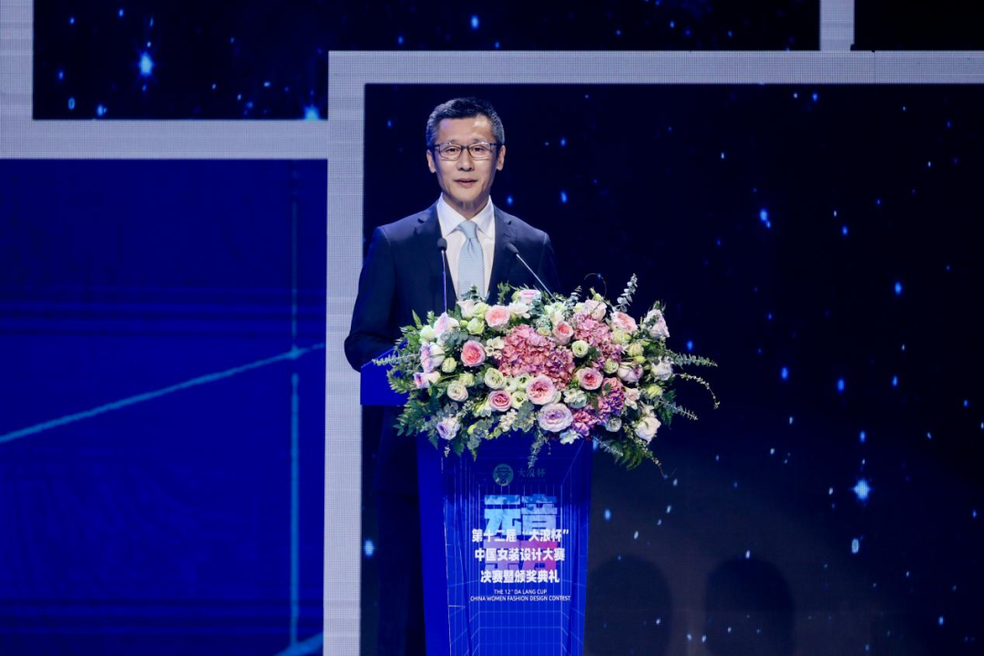 &ldquo;元音#東方&rdquo;第十二屆&ldquo;大浪杯&rdquo;中國(guó)女裝設(shè)計(jì)大賽圓滿(mǎn)收官，作品《逍遙詩(shī)學(xué)》贏得&ldquo;金浪獎(jiǎng)&rdquo;20萬(wàn)，大賽虛擬代言人&ldquo;唯我&rdquo;驚艷亮相！