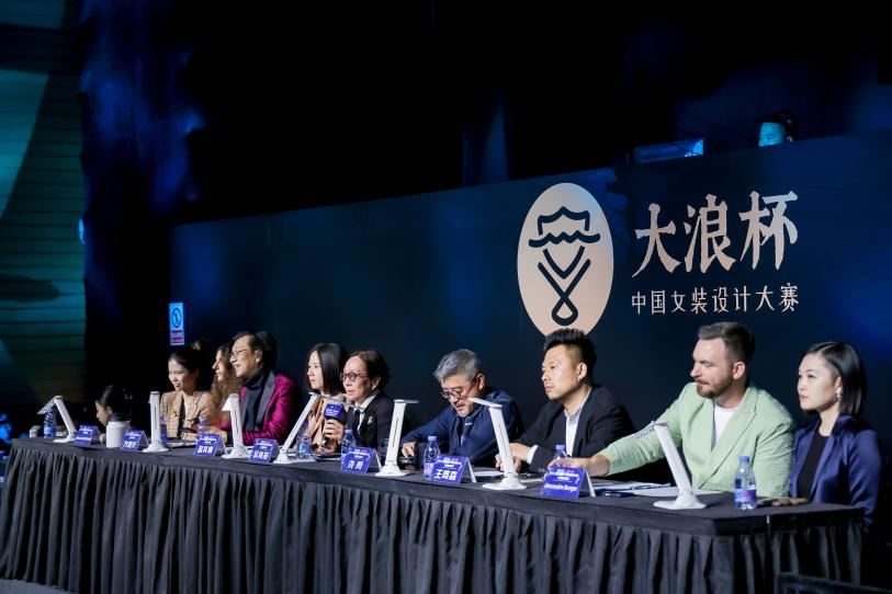 &ldquo;元音#東方&rdquo;第十二屆&ldquo;大浪杯&rdquo;中國(guó)女裝設(shè)計(jì)大賽圓滿(mǎn)收官，作品《逍遙詩(shī)學(xué)》贏得&ldquo;金浪獎(jiǎng)&rdquo;20萬(wàn)，大賽虛擬代言人&ldquo;唯我&rdquo;驚艷亮相！