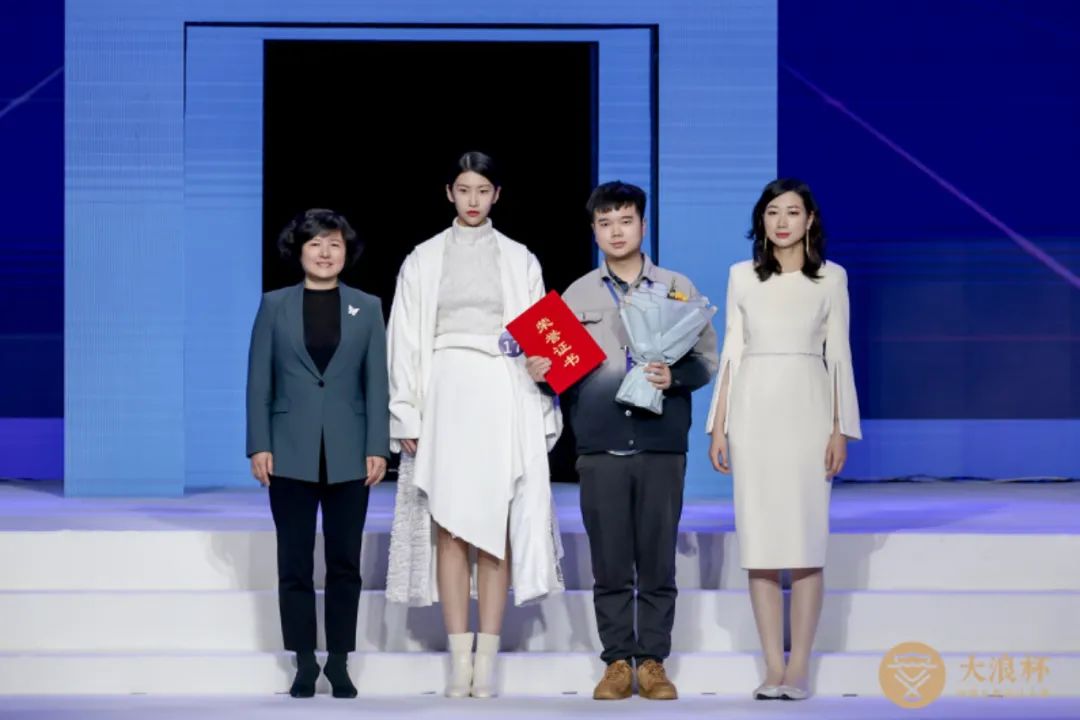 &ldquo;元音#東方&rdquo;第十二屆&ldquo;大浪杯&rdquo;中國(guó)女裝設(shè)計(jì)大賽圓滿(mǎn)收官，作品《逍遙詩(shī)學(xué)》贏得&ldquo;金浪獎(jiǎng)&rdquo;20萬(wàn)，大賽虛擬代言人&ldquo;唯我&rdquo;驚艷亮相！