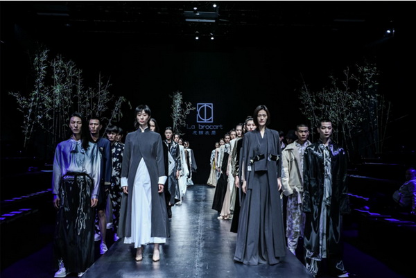 ? 纖維盛典刮起&ldquo;新國風(fēng)&rdquo;？桐昆 &middot; 中國纖維流行趨勢(shì)2023/2024劇透！