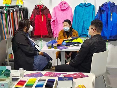 &ldquo;科技、時尚、綠色、高端&rdquo; 鴻岳紡織步入校服、沖鋒衣面料的良性發(fā)展軌道