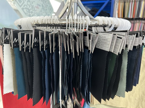 &ldquo;科技、時尚、綠色、高端&rdquo; 鴻岳紡織步入校服、沖鋒衣面料的良性發(fā)展軌道