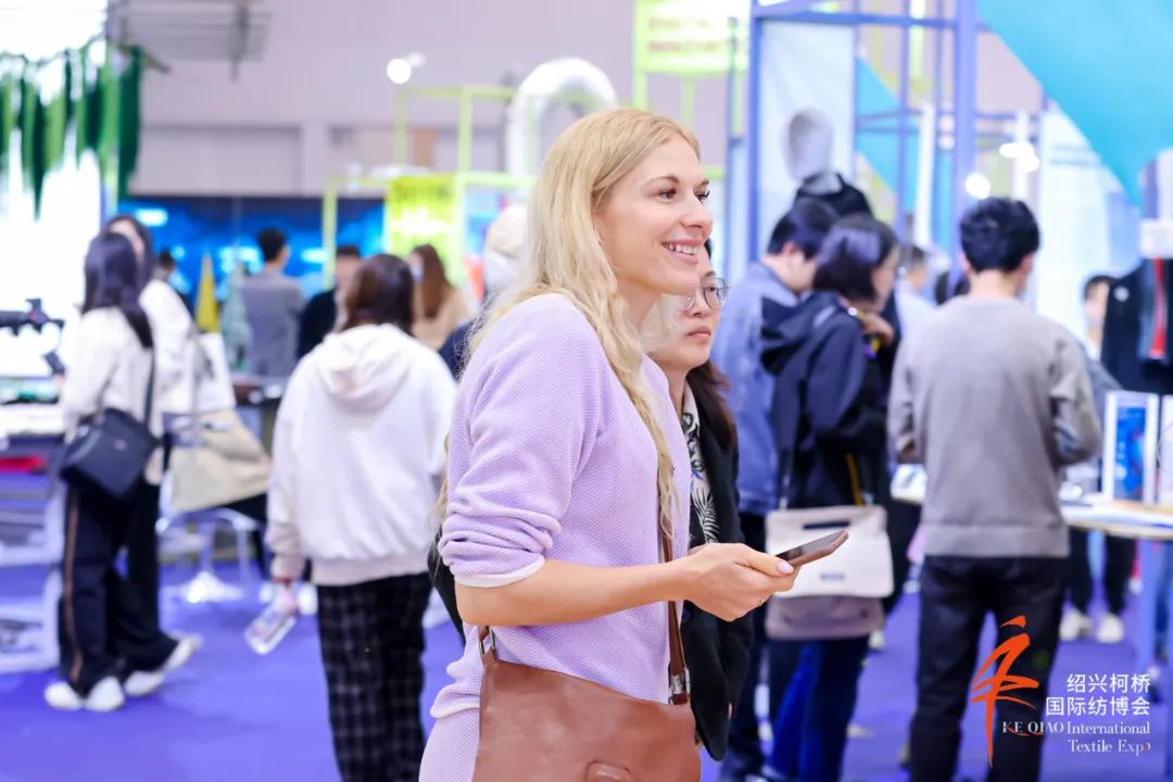 世界紡織看中國，中國紡織在柯橋。2023中國紹興柯橋國際紡織品面輔料博覽會（春季）正式于4月26日-28日在紹興國際會展中心啟幕。  圖片  圖片  作為國內(nèi)紡織面料三大展會之一的紹興柯橋國際紡博會，在浙江大地全面實(shí)施&ldquo;地瓜經(jīng)濟(jì)&rdquo;提能升級&ldquo;一號開放工程&rdquo;的大背景下，緊緊圍繞打造&ldquo;國際紡織會展中心&rdquo;這一目標(biāo)，以紡織產(chǎn)業(yè)的主要驅(qū)動者，時尚領(lǐng)域的重要引領(lǐng)者，可持續(xù)發(fā)展的有力推進(jìn)者，開拓創(chuàng)新，勇毅前行。  圖片  圖片  圖片  本屆紡博會由中國紡織工業(yè)聯(lián)合會、中國紡織品進(jìn)出口商會指導(dǎo)，中國商業(yè)聯(lián)合會主辦，紹興市柯橋區(qū)中國輕紡城建設(shè)管理委員會、紹興市柯橋區(qū)會展業(yè)發(fā)展中心承辦，紹興市柯橋區(qū)中國輕紡城展會有限公司、上海歌華展覽服務(wù)有限公司具體執(zhí)行。設(shè)展位1505個，參展企業(yè)702家，展覽面積達(dá)2.8萬平方米，比去年同比增長20%以上，分為紡織面料展區(qū)、高端面料展區(qū)、進(jìn)口面料展區(qū)和時尚設(shè)計展區(qū)四大展區(qū)，同期舉辦繡花及提花特色展。主要展品為紡織面料（輔料）、紡織后整理、家用紡織品、創(chuàng)意設(shè)計等。本屆紡博會還將配套舉辦&ldquo;數(shù)字紡博&rdquo;活動和&ldquo;科技創(chuàng)星&middot;布凡時尚&rdquo;2023中國面料之星啟動儀式暨服裝品牌需求精準(zhǔn)對接會等多場配套活動，全力為紡織人打通線上貿(mào)易對接與國外流行信息獲取的有效通道，助力企業(yè)轉(zhuǎn)型發(fā)展，拓展經(jīng)貿(mào)合作路徑。  圖片  圖片  圖片  &ldquo;地瓜經(jīng)濟(jì)&rdquo;的實(shí)質(zhì)是開放式經(jīng)濟(jì)，對其提能升級是要全面、高水平開放，紹興柯橋國際紡博會舉辦至今已20多年，由小做大，由大做強(qiáng)，始終堅持扎根本地，內(nèi)外開放格局。本屆展會是紹興柯橋國際紡博會通過全球展覽業(yè)協(xié)會（UFI）認(rèn)證后的首展。正值跨境人員交往全面恢復(fù)，為進(jìn)一步展示&ldquo;國際紡都&rdquo;形象，開拓海外市場，確立&ldquo;打造國際紡博會&rdquo;新定位，展會著力引進(jìn)國外紡織企業(yè)參展。新加坡金鷹集團(tuán)旗下Sateri（賽得利集團(tuán)）、韓國DI Dongil、DH TEX、意大利Lafonte、日本東洋紡依翡絲等共計11家境外企業(yè)，以及山東魏橋、魯泰紡織、山東南山智尚、木林森、無錫一棉、科旺紡織、紹興乾雍等10余家國內(nèi)紡織產(chǎn)業(yè)頭部企業(yè)和國家面料基地企業(yè)確認(rèn)到場參展。  圖片  圖片  圖片  開年以來，紡博會籌委會工作人員先后赴義烏、杭州等地開展招商，3月份分別赴廣西-東盟國際紡織服裝產(chǎn)業(yè)博覽會（南寧）、第二屆潮汕服博會、上海面料展、柯橋紡博會海外展（韓國站）等紡織專業(yè)展會和廣州中大市場開展邀觀工作。并利用采購商數(shù)據(jù)庫，通過郵件、短信、電話等方式進(jìn)行定向邀約，已向采購商發(fā)送短信20萬余條，郵件24余萬封，電話邀約4000余人以上。定向邀約獅丹努集團(tuán)、紅豆集團(tuán)、博洋家紡、永寧爾集團(tuán)、東方集團(tuán)、青島圣美爾集團(tuán)、河南新野紡織等10余家知名紡織服裝企業(yè)，中國十佳設(shè)計師施杰、郝佳、葉建英、吳吉、姚峰等5位設(shè)計師及其團(tuán)隊，expo promoter團(tuán)組、河南服裝協(xié)會團(tuán)組、武漢服裝協(xié)會團(tuán)隊、廣州國際創(chuàng)新谷聯(lián)合會團(tuán)組等赴展會現(xiàn)場參觀采購。  圖片  圖片  圖片  圖片  圖片  本屆紡博會期間，將舉辦20余場線上線下采購對接會及紡織論壇活動，其中線上&ldquo;數(shù)字紡博&rdquo;系列將舉辦3場圍繞國際貿(mào)易主題的專家講座，線上采購對接會計劃邀約意大利、法國、俄羅斯、加拿大、巴西、韓國、越南等國，和國內(nèi)廣州、深圳、青島等地的15家采購商與80家紡博會參展企業(yè)進(jìn)行線上供需對接。服裝品牌需求精準(zhǔn)對接會將邀請70余家紡織集群地優(yōu)秀服裝品牌、服裝工廠、設(shè)計師等與紡博會參展商及柯橋紡織企業(yè)共同參與,進(jìn)一步增強(qiáng)線上線下商貿(mào)對接實(shí)效。同時，現(xiàn)場還將舉辦 &ldquo;中國面料之星系列活動&rdquo;和柯橋國際紡博會海外云商展（歐洲站）啟動儀式，柯橋外商集市走進(jìn)紡博會等活動，進(jìn)一步提升紹興柯橋國際紡博會為產(chǎn)業(yè)服務(wù)的功能，擴(kuò)大行業(yè)影響力。