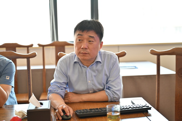 二十位業(yè)內(nèi)大咖齊聚鄭州，共商校服高品質(zhì)發(fā)展大計