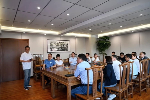 二十位業(yè)內(nèi)大咖齊聚鄭州，共商校服高品質(zhì)發(fā)展大計