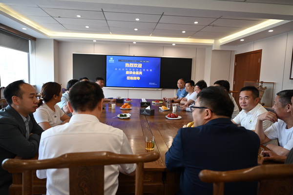 二十位業(yè)內(nèi)大咖齊聚鄭州，共商校服高品質(zhì)發(fā)展大計