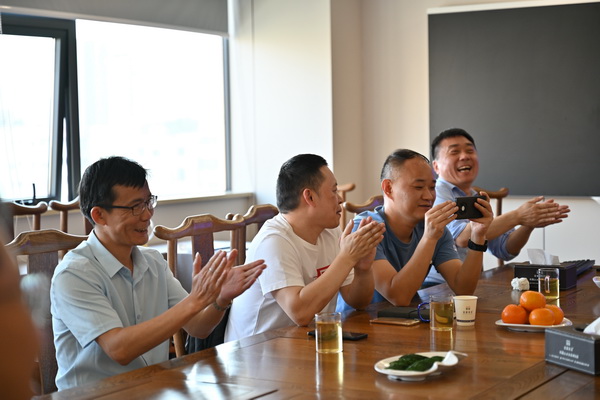 二十位業(yè)內(nèi)大咖齊聚鄭州，共商校服高品質(zhì)發(fā)展大計