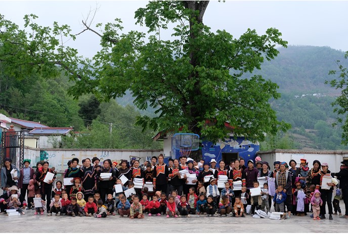 益路攜手 守護(hù)未來 蘭精纖維向愛慕公益基金會(huì)捐贈(zèng)愛心物品