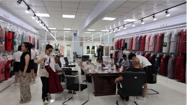 小小圍裙，錦繡乾坤  晉州圍裙&ldquo;領(lǐng)頭雁&rdquo;佳綺利服飾， 拉動(dòng)鄉(xiāng)村振興&ldquo;大引擎&rdquo;