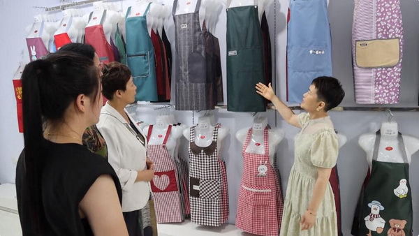 小小圍裙，錦繡乾坤  晉州圍裙&ldquo;領(lǐng)頭雁&rdquo;佳綺利服飾， 拉動(dòng)鄉(xiāng)村振興&ldquo;大引擎&rdquo;