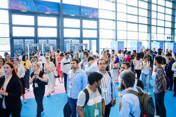  7月26日，第五屆中國（紹興）紡織新材料展在紹興國際會(huì)展中心拉開帷幕。500家企業(yè)參展，首日5000多名專業(yè)觀眾入場，展會(huì)炙熱的對接氛圍有如7月的氣浪，使行業(yè)快速升溫。海內(nèi)外企業(yè)積極響應(yīng)，原料龍頭企業(yè)高 &ldquo;復(fù)參率&rdquo;，歷經(jīng)五屆的新材料展有何獨(dú)特魅力？ 圖片  圖片  會(huì)展品質(zhì)乘勢而上   本屆新材料展獲得UFI國際展覽協(xié)會(huì)認(rèn)證，是工信部、商務(wù)部組織的2023年&ldquo;優(yōu)供給促升級&rdquo;系列活動(dòng)之一，基于往屆資源優(yōu)勢，對展覽規(guī)劃、買家邀約、會(huì)務(wù)聯(lián)動(dòng)等進(jìn)行了全線融合升級，展會(huì)品質(zhì)躍升，煥發(fā)新的風(fēng)采。展會(huì)由中國長絲織造協(xié)會(huì)、紹興市商務(wù)局、中國國際貿(mào)易委員會(huì)紹興市委員會(huì)、中國國際商會(huì)紹興商會(huì)、紹興市柯橋區(qū)會(huì)展業(yè)發(fā)展中心主辦，浙江三博會(huì)展股份有限公司聯(lián)合主辦，紹興市柯橋區(qū)中國輕紡城展會(huì)有限公司承辦，紹興市經(jīng)信局、浙江省紡織面料設(shè)計(jì)協(xié)會(huì)、七彩云、紹興市紡織行業(yè)協(xié)會(huì)協(xié)辦。  圖片  圖片  開幕盛況  國際展商同臺賽寶   本次展會(huì)共500家展商參展，設(shè)新材料、新織造、新設(shè)備、新面料四大特色展區(qū)，有超10萬款科技纖維、創(chuàng)新面料、紡機(jī)設(shè)備在展會(huì)發(fā)布。魏橋紡織、昆山東利、興發(fā)化纖、吉林化纖、通用新材料、德州恒豐、佳人新材料、浙江興發(fā)、紹興國周、鐠美科等知名紡織龍頭企業(yè)參展。紹興新昌紡機(jī)產(chǎn)業(yè)展團(tuán)、湖州長興織造產(chǎn)業(yè)展團(tuán)、諸暨繡花機(jī)械產(chǎn)業(yè)展團(tuán)、上虞染化料助劑產(chǎn)業(yè)展團(tuán)等區(qū)域展團(tuán)亮相。本屆展會(huì)更是引眾多RCEP國家和地區(qū)的展商組團(tuán)奔赴而來，在國際展區(qū)，韓國ditto時(shí)尚聯(lián)盟、緬甸中國商會(huì)、莫斯科中小企業(yè)工商會(huì)等國際展團(tuán)人氣旺盛。  圖片  企業(yè)展區(qū)  眾多展商聚焦雙碳熱點(diǎn)，圍繞綠色、健康、智造等方向展開產(chǎn)品角逐。魏橋紡織的生物基綠色環(huán)保+抗菌混紡系列、湖州威達(dá)集團(tuán)的綠色環(huán)保色紡紗系列、昆山東利的仿生透氣科技面料系列、吳江蘭天織造的UV對抗仿生科技面料、新型雙層直充防寒面料、機(jī)能無氨彈力面料等展品亮點(diǎn)頻出，展商企業(yè)開啟&ldquo;搶客&rdquo;模式，緊抓展會(huì)機(jī)遇尋求下游合作。本屆展會(huì)有更大規(guī)模的智能紡機(jī)、織機(jī)設(shè)備企業(yè)參展，進(jìn)一步彰顯國產(chǎn)智能織造的研發(fā)水平，鐠美科、浙江康立自控科技、浙江凱成智能設(shè)備、浙江瑪雅機(jī)電等展位帶來媲美國際水平的最新機(jī)械設(shè)備，令人矚目。  圖片  設(shè)備展區(qū)  探索解決行業(yè)困惑與瓶頸，是新材料展歷經(jīng)多屆與各企業(yè)總結(jié)、達(dá)成的共識，也是其不僅在于產(chǎn)品展貿(mào)，更在于新理念的交匯的價(jià)值內(nèi)涵。  國際視野論外貿(mào)   由中國紡織品進(jìn)出口商會(huì)主辦的2023紹興國際（RCEP）紡織服裝產(chǎn)業(yè)論壇系列活動(dòng)與展會(huì)同期同館開幕。論壇以&ldquo;RCEP新機(jī)遇-紡織產(chǎn)業(yè)新格局&rdquo;為主題，就國內(nèi)紡織產(chǎn)業(yè)結(jié)構(gòu)與RCEP國際紡織服裝產(chǎn)業(yè)的發(fā)展趨勢進(jìn)行研討與產(chǎn)業(yè)對接。中國紡織品進(jìn)出口商會(huì)副會(huì)長王宇、韓國時(shí)尚服裝人工智能研究所院長金蕙京、緬甸中國紡織服裝協(xié)會(huì)會(huì)長施坤等嘉賓為論壇開幕致辭。  圖片  圖片 論壇開幕式  論壇開幕式后，首場系列活動(dòng)韓國服飾流行趨勢論壇在展會(huì)時(shí)尚活動(dòng)區(qū)舉辦，多家韓國時(shí)裝品牌聯(lián)合走秀，同時(shí)Dito&ditto，ISAE，F(xiàn)&PLUS等韓國時(shí)尚機(jī)構(gòu)帶來韓國時(shí)尚產(chǎn)業(yè)與數(shù)字技術(shù)的發(fā)展趨勢分享。后續(xù)將陸續(xù)舉辦2023生物基纖維材料產(chǎn)業(yè)技術(shù)論壇、走進(jìn)中國輕紡城市場對接會(huì)、亞洲紡織服裝供應(yīng)鏈高增長論壇等系列活動(dòng)。  圖片  圖片 論壇系列活動(dòng)&mdash;&mdash;韓國服飾流行趨勢論壇  中國纖維展姿態(tài)   作為歷屆新材料展重要配套論壇，2023中國紹興紡織新材料論壇將于展會(huì)第二日舉辦。將聚集昆山東利、浙江中國輕紡城集團(tuán)、浙江佳人新材料、紹興隆泰石墨烯、特思達(dá)（TESTEX）、廣東人仁康、浙江中紡標(biāo)、紹興織蛛物聯(lián)科技等企業(yè)作新產(chǎn)品新項(xiàng)目分享，帶來中國輕紡城紡織新材料采購中心推介，環(huán)保面料、再生聚酯新材料、石墨烯等纖維面料創(chuàng)新產(chǎn)品發(fā)布，OEKO-TEX&reg; STANDARD 100安全標(biāo)準(zhǔn)、健康紡織品標(biāo)準(zhǔn)、5A光子抗菌、坯布在線檢測等檢測后整理技術(shù)分享，諸多亮點(diǎn)值得期待。  圖片  觸摸纖維時(shí)尚,躍升品牌能級,纖維材料的性能之變，已經(jīng)與終端產(chǎn)品在競爭市場的廝殺突圍息息相關(guān)，從面料到服裝、家紡，從國內(nèi)企業(yè)到海外品牌，都不能錯(cuò)過這一場產(chǎn)業(yè)對接的盛會(huì)。  跨越山海齊聚首   本屆展會(huì)借助今年全線升級之勢，全面擴(kuò)大對面料、服裝業(yè)大規(guī)模大品牌企業(yè)的邀約，并提前進(jìn)行買家需求的預(yù)采集和展商產(chǎn)品的預(yù)對接，顯著提升買家熱情和觀展效率。展會(huì)首日，丹東華洋紡織服裝、北京奔流野外運(yùn)動(dòng)服裝、北京方圣時(shí)尚、華紡股份有限公司等品牌買家應(yīng)邀而來，廣東、湖州、義烏、新疆等十余個(gè)地區(qū)采購團(tuán)紛紛到場，更有韓國、俄羅斯、越南、緬甸等數(shù)百名海外買家跨越山海來相會(huì)，如國際知名服裝品牌 J.K. Apparel、DOBB、LUBOO、YL co.,ltd、CHUNSANGDOO INNOCENCE、DAYGREEN INC等。  圖片  采供對接  商貿(mào)對接攬訂單   展會(huì)打通產(chǎn)業(yè)鏈，延伸展貿(mào)對接服務(wù)?，F(xiàn)場，快時(shí)尚跨境電商企業(yè)SheIn開啟為期兩天的面料專場、服裝專場閉門采購會(huì)，帶來數(shù)百類采購需求。國內(nèi)品牌采購團(tuán)走進(jìn)紡織源產(chǎn)地中國輕紡城市場，展開時(shí)尚買手與優(yōu)質(zhì)原創(chuàng)面料的靈感碰撞。展會(huì)第二日，亞洲染料聯(lián)合會(huì)、韓國纖維產(chǎn)業(yè)研究院、莫斯科中小企業(yè)商會(huì)、越南紡織商會(huì)、緬甸中國商會(huì)等國際采購團(tuán)也將進(jìn)市場與柯橋面料企業(yè)接洽外貿(mào)訂單。  圖片  圖片 采供對接  2023中國（紹興）紡織新材料展打造了新材料、新技術(shù)的信息高地，以國際展會(huì)的標(biāo)準(zhǔn)，向內(nèi)外貿(mào)一體化展會(huì)平臺成長蛻變，它是當(dāng)下紡織供應(yīng)鏈趨勢的具象展示，更是一場中國纖維向世界的傾訴表達(dá)。  圖片  圖片 圖片 ?觸摸纖維時(shí)尚、躍升品牌能級，第五屆中國（紹興）紡織新材料展盛大開幕