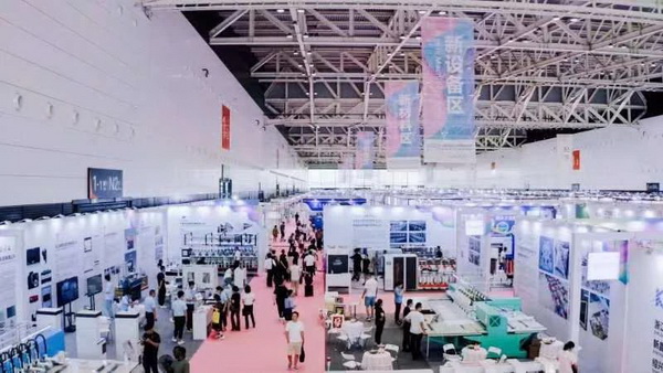  7月26日，第五屆中國（紹興）紡織新材料展在紹興國際會(huì)展中心拉開帷幕。500家企業(yè)參展，首日5000多名專業(yè)觀眾入場，展會(huì)炙熱的對接氛圍有如7月的氣浪，使行業(yè)快速升溫。海內(nèi)外企業(yè)積極響應(yīng)，原料龍頭企業(yè)高 &ldquo;復(fù)參率&rdquo;，歷經(jīng)五屆的新材料展有何獨(dú)特魅力？ 圖片  圖片  會(huì)展品質(zhì)乘勢而上   本屆新材料展獲得UFI國際展覽協(xié)會(huì)認(rèn)證，是工信部、商務(wù)部組織的2023年&ldquo;優(yōu)供給促升級&rdquo;系列活動(dòng)之一，基于往屆資源優(yōu)勢，對展覽規(guī)劃、買家邀約、會(huì)務(wù)聯(lián)動(dòng)等進(jìn)行了全線融合升級，展會(huì)品質(zhì)躍升，煥發(fā)新的風(fēng)采。展會(huì)由中國長絲織造協(xié)會(huì)、紹興市商務(wù)局、中國國際貿(mào)易委員會(huì)紹興市委員會(huì)、中國國際商會(huì)紹興商會(huì)、紹興市柯橋區(qū)會(huì)展業(yè)發(fā)展中心主辦，浙江三博會(huì)展股份有限公司聯(lián)合主辦，紹興市柯橋區(qū)中國輕紡城展會(huì)有限公司承辦，紹興市經(jīng)信局、浙江省紡織面料設(shè)計(jì)協(xié)會(huì)、七彩云、紹興市紡織行業(yè)協(xié)會(huì)協(xié)辦。  圖片  圖片  開幕盛況  國際展商同臺賽寶   本次展會(huì)共500家展商參展，設(shè)新材料、新織造、新設(shè)備、新面料四大特色展區(qū)，有超10萬款科技纖維、創(chuàng)新面料、紡機(jī)設(shè)備在展會(huì)發(fā)布。魏橋紡織、昆山東利、興發(fā)化纖、吉林化纖、通用新材料、德州恒豐、佳人新材料、浙江興發(fā)、紹興國周、鐠美科等知名紡織龍頭企業(yè)參展。紹興新昌紡機(jī)產(chǎn)業(yè)展團(tuán)、湖州長興織造產(chǎn)業(yè)展團(tuán)、諸暨繡花機(jī)械產(chǎn)業(yè)展團(tuán)、上虞染化料助劑產(chǎn)業(yè)展團(tuán)等區(qū)域展團(tuán)亮相。本屆展會(huì)更是引眾多RCEP國家和地區(qū)的展商組團(tuán)奔赴而來，在國際展區(qū)，韓國ditto時(shí)尚聯(lián)盟、緬甸中國商會(huì)、莫斯科中小企業(yè)工商會(huì)等國際展團(tuán)人氣旺盛。  圖片  企業(yè)展區(qū)  眾多展商聚焦雙碳熱點(diǎn)，圍繞綠色、健康、智造等方向展開產(chǎn)品角逐。魏橋紡織的生物基綠色環(huán)保+抗菌混紡系列、湖州威達(dá)集團(tuán)的綠色環(huán)保色紡紗系列、昆山東利的仿生透氣科技面料系列、吳江蘭天織造的UV對抗仿生科技面料、新型雙層直充防寒面料、機(jī)能無氨彈力面料等展品亮點(diǎn)頻出，展商企業(yè)開啟&ldquo;搶客&rdquo;模式，緊抓展會(huì)機(jī)遇尋求下游合作。本屆展會(huì)有更大規(guī)模的智能紡機(jī)、織機(jī)設(shè)備企業(yè)參展，進(jìn)一步彰顯國產(chǎn)智能織造的研發(fā)水平，鐠美科、浙江康立自控科技、浙江凱成智能設(shè)備、浙江瑪雅機(jī)電等展位帶來媲美國際水平的最新機(jī)械設(shè)備，令人矚目。  圖片  設(shè)備展區(qū)  探索解決行業(yè)困惑與瓶頸，是新材料展歷經(jīng)多屆與各企業(yè)總結(jié)、達(dá)成的共識，也是其不僅在于產(chǎn)品展貿(mào)，更在于新理念的交匯的價(jià)值內(nèi)涵。  國際視野論外貿(mào)   由中國紡織品進(jìn)出口商會(huì)主辦的2023紹興國際（RCEP）紡織服裝產(chǎn)業(yè)論壇系列活動(dòng)與展會(huì)同期同館開幕。論壇以&ldquo;RCEP新機(jī)遇-紡織產(chǎn)業(yè)新格局&rdquo;為主題，就國內(nèi)紡織產(chǎn)業(yè)結(jié)構(gòu)與RCEP國際紡織服裝產(chǎn)業(yè)的發(fā)展趨勢進(jìn)行研討與產(chǎn)業(yè)對接。中國紡織品進(jìn)出口商會(huì)副會(huì)長王宇、韓國時(shí)尚服裝人工智能研究所院長金蕙京、緬甸中國紡織服裝協(xié)會(huì)會(huì)長施坤等嘉賓為論壇開幕致辭。  圖片  圖片 論壇開幕式  論壇開幕式后，首場系列活動(dòng)韓國服飾流行趨勢論壇在展會(huì)時(shí)尚活動(dòng)區(qū)舉辦，多家韓國時(shí)裝品牌聯(lián)合走秀，同時(shí)Dito&ditto，ISAE，F(xiàn)&PLUS等韓國時(shí)尚機(jī)構(gòu)帶來韓國時(shí)尚產(chǎn)業(yè)與數(shù)字技術(shù)的發(fā)展趨勢分享。后續(xù)將陸續(xù)舉辦2023生物基纖維材料產(chǎn)業(yè)技術(shù)論壇、走進(jìn)中國輕紡城市場對接會(huì)、亞洲紡織服裝供應(yīng)鏈高增長論壇等系列活動(dòng)。  圖片  圖片 論壇系列活動(dòng)&mdash;&mdash;韓國服飾流行趨勢論壇  中國纖維展姿態(tài)   作為歷屆新材料展重要配套論壇，2023中國紹興紡織新材料論壇將于展會(huì)第二日舉辦。將聚集昆山東利、浙江中國輕紡城集團(tuán)、浙江佳人新材料、紹興隆泰石墨烯、特思達(dá)（TESTEX）、廣東人仁康、浙江中紡標(biāo)、紹興織蛛物聯(lián)科技等企業(yè)作新產(chǎn)品新項(xiàng)目分享，帶來中國輕紡城紡織新材料采購中心推介，環(huán)保面料、再生聚酯新材料、石墨烯等纖維面料創(chuàng)新產(chǎn)品發(fā)布，OEKO-TEX&reg; STANDARD 100安全標(biāo)準(zhǔn)、健康紡織品標(biāo)準(zhǔn)、5A光子抗菌、坯布在線檢測等檢測后整理技術(shù)分享，諸多亮點(diǎn)值得期待。  圖片  觸摸纖維時(shí)尚,躍升品牌能級,纖維材料的性能之變，已經(jīng)與終端產(chǎn)品在競爭市場的廝殺突圍息息相關(guān)，從面料到服裝、家紡，從國內(nèi)企業(yè)到海外品牌，都不能錯(cuò)過這一場產(chǎn)業(yè)對接的盛會(huì)。  跨越山海齊聚首   本屆展會(huì)借助今年全線升級之勢，全面擴(kuò)大對面料、服裝業(yè)大規(guī)模大品牌企業(yè)的邀約，并提前進(jìn)行買家需求的預(yù)采集和展商產(chǎn)品的預(yù)對接，顯著提升買家熱情和觀展效率。展會(huì)首日，丹東華洋紡織服裝、北京奔流野外運(yùn)動(dòng)服裝、北京方圣時(shí)尚、華紡股份有限公司等品牌買家應(yīng)邀而來，廣東、湖州、義烏、新疆等十余個(gè)地區(qū)采購團(tuán)紛紛到場，更有韓國、俄羅斯、越南、緬甸等數(shù)百名海外買家跨越山海來相會(huì)，如國際知名服裝品牌 J.K. Apparel、DOBB、LUBOO、YL co.,ltd、CHUNSANGDOO INNOCENCE、DAYGREEN INC等。  圖片  采供對接  商貿(mào)對接攬訂單   展會(huì)打通產(chǎn)業(yè)鏈，延伸展貿(mào)對接服務(wù)。現(xiàn)場，快時(shí)尚跨境電商企業(yè)SheIn開啟為期兩天的面料專場、服裝專場閉門采購會(huì)，帶來數(shù)百類采購需求。國內(nèi)品牌采購團(tuán)走進(jìn)紡織源產(chǎn)地中國輕紡城市場，展開時(shí)尚買手與優(yōu)質(zhì)原創(chuàng)面料的靈感碰撞。展會(huì)第二日，亞洲染料聯(lián)合會(huì)、韓國纖維產(chǎn)業(yè)研究院、莫斯科中小企業(yè)商會(huì)、越南紡織商會(huì)、緬甸中國商會(huì)等國際采購團(tuán)也將進(jìn)市場與柯橋面料企業(yè)接洽外貿(mào)訂單。  圖片  圖片 采供對接  2023中國（紹興）紡織新材料展打造了新材料、新技術(shù)的信息高地，以國際展會(huì)的標(biāo)準(zhǔn)，向內(nèi)外貿(mào)一體化展會(huì)平臺成長蛻變，它是當(dāng)下紡織供應(yīng)鏈趨勢的具象展示，更是一場中國纖維向世界的傾訴表達(dá)。  圖片  圖片 圖片 ?觸摸纖維時(shí)尚、躍升品牌能級，第五屆中國（紹興）紡織新材料展盛大開幕