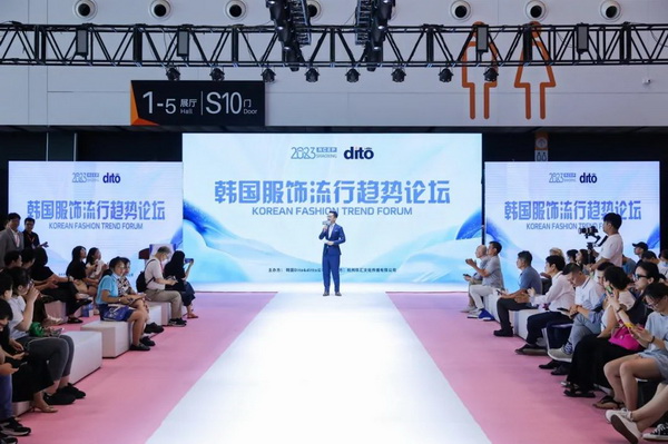  7月26日，第五屆中國（紹興）紡織新材料展在紹興國際會(huì)展中心拉開帷幕。500家企業(yè)參展，首日5000多名專業(yè)觀眾入場，展會(huì)炙熱的對接氛圍有如7月的氣浪，使行業(yè)快速升溫。海內(nèi)外企業(yè)積極響應(yīng)，原料龍頭企業(yè)高 &ldquo;復(fù)參率&rdquo;，歷經(jīng)五屆的新材料展有何獨(dú)特魅力？ 圖片  圖片  會(huì)展品質(zhì)乘勢而上   本屆新材料展獲得UFI國際展覽協(xié)會(huì)認(rèn)證，是工信部、商務(wù)部組織的2023年&ldquo;優(yōu)供給促升級&rdquo;系列活動(dòng)之一，基于往屆資源優(yōu)勢，對展覽規(guī)劃、買家邀約、會(huì)務(wù)聯(lián)動(dòng)等進(jìn)行了全線融合升級，展會(huì)品質(zhì)躍升，煥發(fā)新的風(fēng)采。展會(huì)由中國長絲織造協(xié)會(huì)、紹興市商務(wù)局、中國國際貿(mào)易委員會(huì)紹興市委員會(huì)、中國國際商會(huì)紹興商會(huì)、紹興市柯橋區(qū)會(huì)展業(yè)發(fā)展中心主辦，浙江三博會(huì)展股份有限公司聯(lián)合主辦，紹興市柯橋區(qū)中國輕紡城展會(huì)有限公司承辦，紹興市經(jīng)信局、浙江省紡織面料設(shè)計(jì)協(xié)會(huì)、七彩云、紹興市紡織行業(yè)協(xié)會(huì)協(xié)辦。  圖片  圖片  開幕盛況  國際展商同臺賽寶   本次展會(huì)共500家展商參展，設(shè)新材料、新織造、新設(shè)備、新面料四大特色展區(qū)，有超10萬款科技纖維、創(chuàng)新面料、紡機(jī)設(shè)備在展會(huì)發(fā)布。魏橋紡織、昆山東利、興發(fā)化纖、吉林化纖、通用新材料、德州恒豐、佳人新材料、浙江興發(fā)、紹興國周、鐠美科等知名紡織龍頭企業(yè)參展。紹興新昌紡機(jī)產(chǎn)業(yè)展團(tuán)、湖州長興織造產(chǎn)業(yè)展團(tuán)、諸暨繡花機(jī)械產(chǎn)業(yè)展團(tuán)、上虞染化料助劑產(chǎn)業(yè)展團(tuán)等區(qū)域展團(tuán)亮相。本屆展會(huì)更是引眾多RCEP國家和地區(qū)的展商組團(tuán)奔赴而來，在國際展區(qū)，韓國ditto時(shí)尚聯(lián)盟、緬甸中國商會(huì)、莫斯科中小企業(yè)工商會(huì)等國際展團(tuán)人氣旺盛。  圖片  企業(yè)展區(qū)  眾多展商聚焦雙碳熱點(diǎn)，圍繞綠色、健康、智造等方向展開產(chǎn)品角逐。魏橋紡織的生物基綠色環(huán)保+抗菌混紡系列、湖州威達(dá)集團(tuán)的綠色環(huán)保色紡紗系列、昆山東利的仿生透氣科技面料系列、吳江蘭天織造的UV對抗仿生科技面料、新型雙層直充防寒面料、機(jī)能無氨彈力面料等展品亮點(diǎn)頻出，展商企業(yè)開啟&ldquo;搶客&rdquo;模式，緊抓展會(huì)機(jī)遇尋求下游合作。本屆展會(huì)有更大規(guī)模的智能紡機(jī)、織機(jī)設(shè)備企業(yè)參展，進(jìn)一步彰顯國產(chǎn)智能織造的研發(fā)水平，鐠美科、浙江康立自控科技、浙江凱成智能設(shè)備、浙江瑪雅機(jī)電等展位帶來媲美國際水平的最新機(jī)械設(shè)備，令人矚目。  圖片  設(shè)備展區(qū)  探索解決行業(yè)困惑與瓶頸，是新材料展歷經(jīng)多屆與各企業(yè)總結(jié)、達(dá)成的共識，也是其不僅在于產(chǎn)品展貿(mào)，更在于新理念的交匯的價(jià)值內(nèi)涵。  國際視野論外貿(mào)   由中國紡織品進(jìn)出口商會(huì)主辦的2023紹興國際（RCEP）紡織服裝產(chǎn)業(yè)論壇系列活動(dòng)與展會(huì)同期同館開幕。論壇以&ldquo;RCEP新機(jī)遇-紡織產(chǎn)業(yè)新格局&rdquo;為主題，就國內(nèi)紡織產(chǎn)業(yè)結(jié)構(gòu)與RCEP國際紡織服裝產(chǎn)業(yè)的發(fā)展趨勢進(jìn)行研討與產(chǎn)業(yè)對接。中國紡織品進(jìn)出口商會(huì)副會(huì)長王宇、韓國時(shí)尚服裝人工智能研究所院長金蕙京、緬甸中國紡織服裝協(xié)會(huì)會(huì)長施坤等嘉賓為論壇開幕致辭。  圖片  圖片 論壇開幕式  論壇開幕式后，首場系列活動(dòng)韓國服飾流行趨勢論壇在展會(huì)時(shí)尚活動(dòng)區(qū)舉辦，多家韓國時(shí)裝品牌聯(lián)合走秀，同時(shí)Dito&ditto，ISAE，F(xiàn)&PLUS等韓國時(shí)尚機(jī)構(gòu)帶來韓國時(shí)尚產(chǎn)業(yè)與數(shù)字技術(shù)的發(fā)展趨勢分享。后續(xù)將陸續(xù)舉辦2023生物基纖維材料產(chǎn)業(yè)技術(shù)論壇、走進(jìn)中國輕紡城市場對接會(huì)、亞洲紡織服裝供應(yīng)鏈高增長論壇等系列活動(dòng)。  圖片  圖片 論壇系列活動(dòng)&mdash;&mdash;韓國服飾流行趨勢論壇  中國纖維展姿態(tài)   作為歷屆新材料展重要配套論壇，2023中國紹興紡織新材料論壇將于展會(huì)第二日舉辦。將聚集昆山東利、浙江中國輕紡城集團(tuán)、浙江佳人新材料、紹興隆泰石墨烯、特思達(dá)（TESTEX）、廣東人仁康、浙江中紡標(biāo)、紹興織蛛物聯(lián)科技等企業(yè)作新產(chǎn)品新項(xiàng)目分享，帶來中國輕紡城紡織新材料采購中心推介，環(huán)保面料、再生聚酯新材料、石墨烯等纖維面料創(chuàng)新產(chǎn)品發(fā)布，OEKO-TEX&reg; STANDARD 100安全標(biāo)準(zhǔn)、健康紡織品標(biāo)準(zhǔn)、5A光子抗菌、坯布在線檢測等檢測后整理技術(shù)分享，諸多亮點(diǎn)值得期待。  圖片  觸摸纖維時(shí)尚,躍升品牌能級,纖維材料的性能之變，已經(jīng)與終端產(chǎn)品在競爭市場的廝殺突圍息息相關(guān)，從面料到服裝、家紡，從國內(nèi)企業(yè)到海外品牌，都不能錯(cuò)過這一場產(chǎn)業(yè)對接的盛會(huì)。  跨越山海齊聚首   本屆展會(huì)借助今年全線升級之勢，全面擴(kuò)大對面料、服裝業(yè)大規(guī)模大品牌企業(yè)的邀約，并提前進(jìn)行買家需求的預(yù)采集和展商產(chǎn)品的預(yù)對接，顯著提升買家熱情和觀展效率。展會(huì)首日，丹東華洋紡織服裝、北京奔流野外運(yùn)動(dòng)服裝、北京方圣時(shí)尚、華紡股份有限公司等品牌買家應(yīng)邀而來，廣東、湖州、義烏、新疆等十余個(gè)地區(qū)采購團(tuán)紛紛到場，更有韓國、俄羅斯、越南、緬甸等數(shù)百名海外買家跨越山海來相會(huì)，如國際知名服裝品牌 J.K. Apparel、DOBB、LUBOO、YL co.,ltd、CHUNSANGDOO INNOCENCE、DAYGREEN INC等。  圖片  采供對接  商貿(mào)對接攬訂單   展會(huì)打通產(chǎn)業(yè)鏈，延伸展貿(mào)對接服務(wù)。現(xiàn)場，快時(shí)尚跨境電商企業(yè)SheIn開啟為期兩天的面料專場、服裝專場閉門采購會(huì)，帶來數(shù)百類采購需求。國內(nèi)品牌采購團(tuán)走進(jìn)紡織源產(chǎn)地中國輕紡城市場，展開時(shí)尚買手與優(yōu)質(zhì)原創(chuàng)面料的靈感碰撞。展會(huì)第二日，亞洲染料聯(lián)合會(huì)、韓國纖維產(chǎn)業(yè)研究院、莫斯科中小企業(yè)商會(huì)、越南紡織商會(huì)、緬甸中國商會(huì)等國際采購團(tuán)也將進(jìn)市場與柯橋面料企業(yè)接洽外貿(mào)訂單。  圖片  圖片 采供對接  2023中國（紹興）紡織新材料展打造了新材料、新技術(shù)的信息高地，以國際展會(huì)的標(biāo)準(zhǔn)，向內(nèi)外貿(mào)一體化展會(huì)平臺成長蛻變，它是當(dāng)下紡織供應(yīng)鏈趨勢的具象展示，更是一場中國纖維向世界的傾訴表達(dá)。  圖片  圖片 圖片 ?觸摸纖維時(shí)尚、躍升品牌能級，第五屆中國（紹興）紡織新材料展盛大開幕