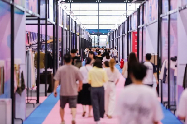 7月26日，第五屆中國（紹興）紡織新材料展在紹興國際會(huì)展中心拉開帷幕。500家企業(yè)參展，首日5000多名專業(yè)觀眾入場，展會(huì)炙熱的對接氛圍有如7月的氣浪，使行業(yè)快速升溫。海內(nèi)外企業(yè)積極響應(yīng)，原料龍頭企業(yè)高 &ldquo;復(fù)參率&rdquo;，歷經(jīng)五屆的新材料展有何獨(dú)特魅力？ 圖片  圖片  會(huì)展品質(zhì)乘勢而上   本屆新材料展獲得UFI國際展覽協(xié)會(huì)認(rèn)證，是工信部、商務(wù)部組織的2023年&ldquo;優(yōu)供給促升級&rdquo;系列活動(dòng)之一，基于往屆資源優(yōu)勢，對展覽規(guī)劃、買家邀約、會(huì)務(wù)聯(lián)動(dòng)等進(jìn)行了全線融合升級，展會(huì)品質(zhì)躍升，煥發(fā)新的風(fēng)采。展會(huì)由中國長絲織造協(xié)會(huì)、紹興市商務(wù)局、中國國際貿(mào)易委員會(huì)紹興市委員會(huì)、中國國際商會(huì)紹興商會(huì)、紹興市柯橋區(qū)會(huì)展業(yè)發(fā)展中心主辦，浙江三博會(huì)展股份有限公司聯(lián)合主辦，紹興市柯橋區(qū)中國輕紡城展會(huì)有限公司承辦，紹興市經(jīng)信局、浙江省紡織面料設(shè)計(jì)協(xié)會(huì)、七彩云、紹興市紡織行業(yè)協(xié)會(huì)協(xié)辦。  圖片  圖片  開幕盛況  國際展商同臺賽寶   本次展會(huì)共500家展商參展，設(shè)新材料、新織造、新設(shè)備、新面料四大特色展區(qū)，有超10萬款科技纖維、創(chuàng)新面料、紡機(jī)設(shè)備在展會(huì)發(fā)布。魏橋紡織、昆山東利、興發(fā)化纖、吉林化纖、通用新材料、德州恒豐、佳人新材料、浙江興發(fā)、紹興國周、鐠美科等知名紡織龍頭企業(yè)參展。紹興新昌紡機(jī)產(chǎn)業(yè)展團(tuán)、湖州長興織造產(chǎn)業(yè)展團(tuán)、諸暨繡花機(jī)械產(chǎn)業(yè)展團(tuán)、上虞染化料助劑產(chǎn)業(yè)展團(tuán)等區(qū)域展團(tuán)亮相。本屆展會(huì)更是引眾多RCEP國家和地區(qū)的展商組團(tuán)奔赴而來，在國際展區(qū)，韓國ditto時(shí)尚聯(lián)盟、緬甸中國商會(huì)、莫斯科中小企業(yè)工商會(huì)等國際展團(tuán)人氣旺盛。  圖片  企業(yè)展區(qū)  眾多展商聚焦雙碳熱點(diǎn)，圍繞綠色、健康、智造等方向展開產(chǎn)品角逐。魏橋紡織的生物基綠色環(huán)保+抗菌混紡系列、湖州威達(dá)集團(tuán)的綠色環(huán)保色紡紗系列、昆山東利的仿生透氣科技面料系列、吳江蘭天織造的UV對抗仿生科技面料、新型雙層直充防寒面料、機(jī)能無氨彈力面料等展品亮點(diǎn)頻出，展商企業(yè)開啟&ldquo;搶客&rdquo;模式，緊抓展會(huì)機(jī)遇尋求下游合作。本屆展會(huì)有更大規(guī)模的智能紡機(jī)、織機(jī)設(shè)備企業(yè)參展，進(jìn)一步彰顯國產(chǎn)智能織造的研發(fā)水平，鐠美科、浙江康立自控科技、浙江凱成智能設(shè)備、浙江瑪雅機(jī)電等展位帶來媲美國際水平的最新機(jī)械設(shè)備，令人矚目。  圖片  設(shè)備展區(qū)  探索解決行業(yè)困惑與瓶頸，是新材料展歷經(jīng)多屆與各企業(yè)總結(jié)、達(dá)成的共識，也是其不僅在于產(chǎn)品展貿(mào)，更在于新理念的交匯的價(jià)值內(nèi)涵。  國際視野論外貿(mào)   由中國紡織品進(jìn)出口商會(huì)主辦的2023紹興國際（RCEP）紡織服裝產(chǎn)業(yè)論壇系列活動(dòng)與展會(huì)同期同館開幕。論壇以&ldquo;RCEP新機(jī)遇-紡織產(chǎn)業(yè)新格局&rdquo;為主題，就國內(nèi)紡織產(chǎn)業(yè)結(jié)構(gòu)與RCEP國際紡織服裝產(chǎn)業(yè)的發(fā)展趨勢進(jìn)行研討與產(chǎn)業(yè)對接。中國紡織品進(jìn)出口商會(huì)副會(huì)長王宇、韓國時(shí)尚服裝人工智能研究所院長金蕙京、緬甸中國紡織服裝協(xié)會(huì)會(huì)長施坤等嘉賓為論壇開幕致辭。  圖片  圖片 論壇開幕式  論壇開幕式后，首場系列活動(dòng)韓國服飾流行趨勢論壇在展會(huì)時(shí)尚活動(dòng)區(qū)舉辦，多家韓國時(shí)裝品牌聯(lián)合走秀，同時(shí)Dito&ditto，ISAE，F(xiàn)&PLUS等韓國時(shí)尚機(jī)構(gòu)帶來韓國時(shí)尚產(chǎn)業(yè)與數(shù)字技術(shù)的發(fā)展趨勢分享。后續(xù)將陸續(xù)舉辦2023生物基纖維材料產(chǎn)業(yè)技術(shù)論壇、走進(jìn)中國輕紡城市場對接會(huì)、亞洲紡織服裝供應(yīng)鏈高增長論壇等系列活動(dòng)。  圖片  圖片 論壇系列活動(dòng)&mdash;&mdash;韓國服飾流行趨勢論壇  中國纖維展姿態(tài)   作為歷屆新材料展重要配套論壇，2023中國紹興紡織新材料論壇將于展會(huì)第二日舉辦。將聚集昆山東利、浙江中國輕紡城集團(tuán)、浙江佳人新材料、紹興隆泰石墨烯、特思達(dá)（TESTEX）、廣東人仁康、浙江中紡標(biāo)、紹興織蛛物聯(lián)科技等企業(yè)作新產(chǎn)品新項(xiàng)目分享，帶來中國輕紡城紡織新材料采購中心推介，環(huán)保面料、再生聚酯新材料、石墨烯等纖維面料創(chuàng)新產(chǎn)品發(fā)布，OEKO-TEX&reg; STANDARD 100安全標(biāo)準(zhǔn)、健康紡織品標(biāo)準(zhǔn)、5A光子抗菌、坯布在線檢測等檢測后整理技術(shù)分享，諸多亮點(diǎn)值得期待。  圖片  觸摸纖維時(shí)尚,躍升品牌能級,纖維材料的性能之變，已經(jīng)與終端產(chǎn)品在競爭市場的廝殺突圍息息相關(guān)，從面料到服裝、家紡，從國內(nèi)企業(yè)到海外品牌，都不能錯(cuò)過這一場產(chǎn)業(yè)對接的盛會(huì)。  跨越山海齊聚首   本屆展會(huì)借助今年全線升級之勢，全面擴(kuò)大對面料、服裝業(yè)大規(guī)模大品牌企業(yè)的邀約，并提前進(jìn)行買家需求的預(yù)采集和展商產(chǎn)品的預(yù)對接，顯著提升買家熱情和觀展效率。展會(huì)首日，丹東華洋紡織服裝、北京奔流野外運(yùn)動(dòng)服裝、北京方圣時(shí)尚、華紡股份有限公司等品牌買家應(yīng)邀而來，廣東、湖州、義烏、新疆等十余個(gè)地區(qū)采購團(tuán)紛紛到場，更有韓國、俄羅斯、越南、緬甸等數(shù)百名海外買家跨越山海來相會(huì)，如國際知名服裝品牌 J.K. Apparel、DOBB、LUBOO、YL co.,ltd、CHUNSANGDOO INNOCENCE、DAYGREEN INC等。  圖片  采供對接  商貿(mào)對接攬訂單   展會(huì)打通產(chǎn)業(yè)鏈，延伸展貿(mào)對接服務(wù)?，F(xiàn)場，快時(shí)尚跨境電商企業(yè)SheIn開啟為期兩天的面料專場、服裝專場閉門采購會(huì)，帶來數(shù)百類采購需求。國內(nèi)品牌采購團(tuán)走進(jìn)紡織源產(chǎn)地中國輕紡城市場，展開時(shí)尚買手與優(yōu)質(zhì)原創(chuàng)面料的靈感碰撞。展會(huì)第二日，亞洲染料聯(lián)合會(huì)、韓國纖維產(chǎn)業(yè)研究院、莫斯科中小企業(yè)商會(huì)、越南紡織商會(huì)、緬甸中國商會(huì)等國際采購團(tuán)也將進(jìn)市場與柯橋面料企業(yè)接洽外貿(mào)訂單。  圖片  圖片 采供對接  2023中國（紹興）紡織新材料展打造了新材料、新技術(shù)的信息高地，以國際展會(huì)的標(biāo)準(zhǔn)，向內(nèi)外貿(mào)一體化展會(huì)平臺成長蛻變，它是當(dāng)下紡織供應(yīng)鏈趨勢的具象展示，更是一場中國纖維向世界的傾訴表達(dá)。  圖片  圖片 圖片 ?觸摸纖維時(shí)尚、躍升品牌能級，第五屆中國（紹興）紡織新材料展盛大開幕