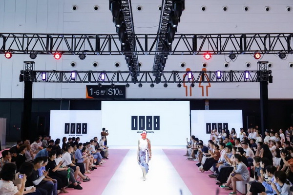  7月26日，第五屆中國（紹興）紡織新材料展在紹興國際會(huì)展中心拉開帷幕。500家企業(yè)參展，首日5000多名專業(yè)觀眾入場，展會(huì)炙熱的對接氛圍有如7月的氣浪，使行業(yè)快速升溫。海內(nèi)外企業(yè)積極響應(yīng)，原料龍頭企業(yè)高 &ldquo;復(fù)參率&rdquo;，歷經(jīng)五屆的新材料展有何獨(dú)特魅力？ 圖片  圖片  會(huì)展品質(zhì)乘勢而上   本屆新材料展獲得UFI國際展覽協(xié)會(huì)認(rèn)證，是工信部、商務(wù)部組織的2023年&ldquo;優(yōu)供給促升級&rdquo;系列活動(dòng)之一，基于往屆資源優(yōu)勢，對展覽規(guī)劃、買家邀約、會(huì)務(wù)聯(lián)動(dòng)等進(jìn)行了全線融合升級，展會(huì)品質(zhì)躍升，煥發(fā)新的風(fēng)采。展會(huì)由中國長絲織造協(xié)會(huì)、紹興市商務(wù)局、中國國際貿(mào)易委員會(huì)紹興市委員會(huì)、中國國際商會(huì)紹興商會(huì)、紹興市柯橋區(qū)會(huì)展業(yè)發(fā)展中心主辦，浙江三博會(huì)展股份有限公司聯(lián)合主辦，紹興市柯橋區(qū)中國輕紡城展會(huì)有限公司承辦，紹興市經(jīng)信局、浙江省紡織面料設(shè)計(jì)協(xié)會(huì)、七彩云、紹興市紡織行業(yè)協(xié)會(huì)協(xié)辦。  圖片  圖片  開幕盛況  國際展商同臺賽寶   本次展會(huì)共500家展商參展，設(shè)新材料、新織造、新設(shè)備、新面料四大特色展區(qū)，有超10萬款科技纖維、創(chuàng)新面料、紡機(jī)設(shè)備在展會(huì)發(fā)布。魏橋紡織、昆山東利、興發(fā)化纖、吉林化纖、通用新材料、德州恒豐、佳人新材料、浙江興發(fā)、紹興國周、鐠美科等知名紡織龍頭企業(yè)參展。紹興新昌紡機(jī)產(chǎn)業(yè)展團(tuán)、湖州長興織造產(chǎn)業(yè)展團(tuán)、諸暨繡花機(jī)械產(chǎn)業(yè)展團(tuán)、上虞染化料助劑產(chǎn)業(yè)展團(tuán)等區(qū)域展團(tuán)亮相。本屆展會(huì)更是引眾多RCEP國家和地區(qū)的展商組團(tuán)奔赴而來，在國際展區(qū)，韓國ditto時(shí)尚聯(lián)盟、緬甸中國商會(huì)、莫斯科中小企業(yè)工商會(huì)等國際展團(tuán)人氣旺盛。  圖片  企業(yè)展區(qū)  眾多展商聚焦雙碳熱點(diǎn)，圍繞綠色、健康、智造等方向展開產(chǎn)品角逐。魏橋紡織的生物基綠色環(huán)保+抗菌混紡系列、湖州威達(dá)集團(tuán)的綠色環(huán)保色紡紗系列、昆山東利的仿生透氣科技面料系列、吳江蘭天織造的UV對抗仿生科技面料、新型雙層直充防寒面料、機(jī)能無氨彈力面料等展品亮點(diǎn)頻出，展商企業(yè)開啟&ldquo;搶客&rdquo;模式，緊抓展會(huì)機(jī)遇尋求下游合作。本屆展會(huì)有更大規(guī)模的智能紡機(jī)、織機(jī)設(shè)備企業(yè)參展，進(jìn)一步彰顯國產(chǎn)智能織造的研發(fā)水平，鐠美科、浙江康立自控科技、浙江凱成智能設(shè)備、浙江瑪雅機(jī)電等展位帶來媲美國際水平的最新機(jī)械設(shè)備，令人矚目。  圖片  設(shè)備展區(qū)  探索解決行業(yè)困惑與瓶頸，是新材料展歷經(jīng)多屆與各企業(yè)總結(jié)、達(dá)成的共識，也是其不僅在于產(chǎn)品展貿(mào)，更在于新理念的交匯的價(jià)值內(nèi)涵。  國際視野論外貿(mào)   由中國紡織品進(jìn)出口商會(huì)主辦的2023紹興國際（RCEP）紡織服裝產(chǎn)業(yè)論壇系列活動(dòng)與展會(huì)同期同館開幕。論壇以&ldquo;RCEP新機(jī)遇-紡織產(chǎn)業(yè)新格局&rdquo;為主題，就國內(nèi)紡織產(chǎn)業(yè)結(jié)構(gòu)與RCEP國際紡織服裝產(chǎn)業(yè)的發(fā)展趨勢進(jìn)行研討與產(chǎn)業(yè)對接。中國紡織品進(jìn)出口商會(huì)副會(huì)長王宇、韓國時(shí)尚服裝人工智能研究所院長金蕙京、緬甸中國紡織服裝協(xié)會(huì)會(huì)長施坤等嘉賓為論壇開幕致辭。  圖片  圖片 論壇開幕式  論壇開幕式后，首場系列活動(dòng)韓國服飾流行趨勢論壇在展會(huì)時(shí)尚活動(dòng)區(qū)舉辦，多家韓國時(shí)裝品牌聯(lián)合走秀，同時(shí)Dito&ditto，ISAE，F(xiàn)&PLUS等韓國時(shí)尚機(jī)構(gòu)帶來韓國時(shí)尚產(chǎn)業(yè)與數(shù)字技術(shù)的發(fā)展趨勢分享。后續(xù)將陸續(xù)舉辦2023生物基纖維材料產(chǎn)業(yè)技術(shù)論壇、走進(jìn)中國輕紡城市場對接會(huì)、亞洲紡織服裝供應(yīng)鏈高增長論壇等系列活動(dòng)。  圖片  圖片 論壇系列活動(dòng)&mdash;&mdash;韓國服飾流行趨勢論壇  中國纖維展姿態(tài)   作為歷屆新材料展重要配套論壇，2023中國紹興紡織新材料論壇將于展會(huì)第二日舉辦。將聚集昆山東利、浙江中國輕紡城集團(tuán)、浙江佳人新材料、紹興隆泰石墨烯、特思達(dá)（TESTEX）、廣東人仁康、浙江中紡標(biāo)、紹興織蛛物聯(lián)科技等企業(yè)作新產(chǎn)品新項(xiàng)目分享，帶來中國輕紡城紡織新材料采購中心推介，環(huán)保面料、再生聚酯新材料、石墨烯等纖維面料創(chuàng)新產(chǎn)品發(fā)布，OEKO-TEX&reg; STANDARD 100安全標(biāo)準(zhǔn)、健康紡織品標(biāo)準(zhǔn)、5A光子抗菌、坯布在線檢測等檢測后整理技術(shù)分享，諸多亮點(diǎn)值得期待。  圖片  觸摸纖維時(shí)尚,躍升品牌能級,纖維材料的性能之變，已經(jīng)與終端產(chǎn)品在競爭市場的廝殺突圍息息相關(guān)，從面料到服裝、家紡，從國內(nèi)企業(yè)到海外品牌，都不能錯(cuò)過這一場產(chǎn)業(yè)對接的盛會(huì)。  跨越山海齊聚首   本屆展會(huì)借助今年全線升級之勢，全面擴(kuò)大對面料、服裝業(yè)大規(guī)模大品牌企業(yè)的邀約，并提前進(jìn)行買家需求的預(yù)采集和展商產(chǎn)品的預(yù)對接，顯著提升買家熱情和觀展效率。展會(huì)首日，丹東華洋紡織服裝、北京奔流野外運(yùn)動(dòng)服裝、北京方圣時(shí)尚、華紡股份有限公司等品牌買家應(yīng)邀而來，廣東、湖州、義烏、新疆等十余個(gè)地區(qū)采購團(tuán)紛紛到場，更有韓國、俄羅斯、越南、緬甸等數(shù)百名海外買家跨越山海來相會(huì)，如國際知名服裝品牌 J.K. Apparel、DOBB、LUBOO、YL co.,ltd、CHUNSANGDOO INNOCENCE、DAYGREEN INC等。  圖片  采供對接  商貿(mào)對接攬訂單   展會(huì)打通產(chǎn)業(yè)鏈，延伸展貿(mào)對接服務(wù)。現(xiàn)場，快時(shí)尚跨境電商企業(yè)SheIn開啟為期兩天的面料專場、服裝專場閉門采購會(huì)，帶來數(shù)百類采購需求。國內(nèi)品牌采購團(tuán)走進(jìn)紡織源產(chǎn)地中國輕紡城市場，展開時(shí)尚買手與優(yōu)質(zhì)原創(chuàng)面料的靈感碰撞。展會(huì)第二日，亞洲染料聯(lián)合會(huì)、韓國纖維產(chǎn)業(yè)研究院、莫斯科中小企業(yè)商會(huì)、越南紡織商會(huì)、緬甸中國商會(huì)等國際采購團(tuán)也將進(jìn)市場與柯橋面料企業(yè)接洽外貿(mào)訂單。  圖片  圖片 采供對接  2023中國（紹興）紡織新材料展打造了新材料、新技術(shù)的信息高地，以國際展會(huì)的標(biāo)準(zhǔn)，向內(nèi)外貿(mào)一體化展會(huì)平臺成長蛻變，它是當(dāng)下紡織供應(yīng)鏈趨勢的具象展示，更是一場中國纖維向世界的傾訴表達(dá)。  圖片  圖片 圖片 ?觸摸纖維時(shí)尚、躍升品牌能級，第五屆中國（紹興）紡織新材料展盛大開幕