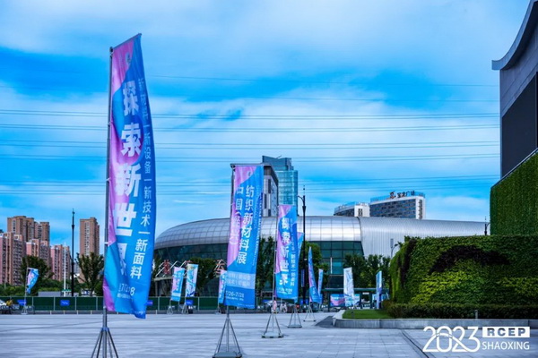  7月26日，第五屆中國（紹興）紡織新材料展在紹興國際會(huì)展中心拉開帷幕。500家企業(yè)參展，首日5000多名專業(yè)觀眾入場，展會(huì)炙熱的對接氛圍有如7月的氣浪，使行業(yè)快速升溫。海內(nèi)外企業(yè)積極響應(yīng)，原料龍頭企業(yè)高 &ldquo;復(fù)參率&rdquo;，歷經(jīng)五屆的新材料展有何獨(dú)特魅力？ 圖片  圖片  會(huì)展品質(zhì)乘勢而上   本屆新材料展獲得UFI國際展覽協(xié)會(huì)認(rèn)證，是工信部、商務(wù)部組織的2023年&ldquo;優(yōu)供給促升級&rdquo;系列活動(dòng)之一，基于往屆資源優(yōu)勢，對展覽規(guī)劃、買家邀約、會(huì)務(wù)聯(lián)動(dòng)等進(jìn)行了全線融合升級，展會(huì)品質(zhì)躍升，煥發(fā)新的風(fēng)采。展會(huì)由中國長絲織造協(xié)會(huì)、紹興市商務(wù)局、中國國際貿(mào)易委員會(huì)紹興市委員會(huì)、中國國際商會(huì)紹興商會(huì)、紹興市柯橋區(qū)會(huì)展業(yè)發(fā)展中心主辦，浙江三博會(huì)展股份有限公司聯(lián)合主辦，紹興市柯橋區(qū)中國輕紡城展會(huì)有限公司承辦，紹興市經(jīng)信局、浙江省紡織面料設(shè)計(jì)協(xié)會(huì)、七彩云、紹興市紡織行業(yè)協(xié)會(huì)協(xié)辦。  圖片  圖片  開幕盛況  國際展商同臺賽寶   本次展會(huì)共500家展商參展，設(shè)新材料、新織造、新設(shè)備、新面料四大特色展區(qū)，有超10萬款科技纖維、創(chuàng)新面料、紡機(jī)設(shè)備在展會(huì)發(fā)布。魏橋紡織、昆山東利、興發(fā)化纖、吉林化纖、通用新材料、德州恒豐、佳人新材料、浙江興發(fā)、紹興國周、鐠美科等知名紡織龍頭企業(yè)參展。紹興新昌紡機(jī)產(chǎn)業(yè)展團(tuán)、湖州長興織造產(chǎn)業(yè)展團(tuán)、諸暨繡花機(jī)械產(chǎn)業(yè)展團(tuán)、上虞染化料助劑產(chǎn)業(yè)展團(tuán)等區(qū)域展團(tuán)亮相。本屆展會(huì)更是引眾多RCEP國家和地區(qū)的展商組團(tuán)奔赴而來，在國際展區(qū)，韓國ditto時(shí)尚聯(lián)盟、緬甸中國商會(huì)、莫斯科中小企業(yè)工商會(huì)等國際展團(tuán)人氣旺盛。  圖片  企業(yè)展區(qū)  眾多展商聚焦雙碳熱點(diǎn)，圍繞綠色、健康、智造等方向展開產(chǎn)品角逐。魏橋紡織的生物基綠色環(huán)保+抗菌混紡系列、湖州威達(dá)集團(tuán)的綠色環(huán)保色紡紗系列、昆山東利的仿生透氣科技面料系列、吳江蘭天織造的UV對抗仿生科技面料、新型雙層直充防寒面料、機(jī)能無氨彈力面料等展品亮點(diǎn)頻出，展商企業(yè)開啟&ldquo;搶客&rdquo;模式，緊抓展會(huì)機(jī)遇尋求下游合作。本屆展會(huì)有更大規(guī)模的智能紡機(jī)、織機(jī)設(shè)備企業(yè)參展，進(jìn)一步彰顯國產(chǎn)智能織造的研發(fā)水平，鐠美科、浙江康立自控科技、浙江凱成智能設(shè)備、浙江瑪雅機(jī)電等展位帶來媲美國際水平的最新機(jī)械設(shè)備，令人矚目。  圖片  設(shè)備展區(qū)  探索解決行業(yè)困惑與瓶頸，是新材料展歷經(jīng)多屆與各企業(yè)總結(jié)、達(dá)成的共識，也是其不僅在于產(chǎn)品展貿(mào)，更在于新理念的交匯的價(jià)值內(nèi)涵。  國際視野論外貿(mào)   由中國紡織品進(jìn)出口商會(huì)主辦的2023紹興國際（RCEP）紡織服裝產(chǎn)業(yè)論壇系列活動(dòng)與展會(huì)同期同館開幕。論壇以&ldquo;RCEP新機(jī)遇-紡織產(chǎn)業(yè)新格局&rdquo;為主題，就國內(nèi)紡織產(chǎn)業(yè)結(jié)構(gòu)與RCEP國際紡織服裝產(chǎn)業(yè)的發(fā)展趨勢進(jìn)行研討與產(chǎn)業(yè)對接。中國紡織品進(jìn)出口商會(huì)副會(huì)長王宇、韓國時(shí)尚服裝人工智能研究所院長金蕙京、緬甸中國紡織服裝協(xié)會(huì)會(huì)長施坤等嘉賓為論壇開幕致辭。  圖片  圖片 論壇開幕式  論壇開幕式后，首場系列活動(dòng)韓國服飾流行趨勢論壇在展會(huì)時(shí)尚活動(dòng)區(qū)舉辦，多家韓國時(shí)裝品牌聯(lián)合走秀，同時(shí)Dito&ditto，ISAE，F(xiàn)&PLUS等韓國時(shí)尚機(jī)構(gòu)帶來韓國時(shí)尚產(chǎn)業(yè)與數(shù)字技術(shù)的發(fā)展趨勢分享。后續(xù)將陸續(xù)舉辦2023生物基纖維材料產(chǎn)業(yè)技術(shù)論壇、走進(jìn)中國輕紡城市場對接會(huì)、亞洲紡織服裝供應(yīng)鏈高增長論壇等系列活動(dòng)。  圖片  圖片 論壇系列活動(dòng)&mdash;&mdash;韓國服飾流行趨勢論壇  中國纖維展姿態(tài)   作為歷屆新材料展重要配套論壇，2023中國紹興紡織新材料論壇將于展會(huì)第二日舉辦。將聚集昆山東利、浙江中國輕紡城集團(tuán)、浙江佳人新材料、紹興隆泰石墨烯、特思達(dá)（TESTEX）、廣東人仁康、浙江中紡標(biāo)、紹興織蛛物聯(lián)科技等企業(yè)作新產(chǎn)品新項(xiàng)目分享，帶來中國輕紡城紡織新材料采購中心推介，環(huán)保面料、再生聚酯新材料、石墨烯等纖維面料創(chuàng)新產(chǎn)品發(fā)布，OEKO-TEX&reg; STANDARD 100安全標(biāo)準(zhǔn)、健康紡織品標(biāo)準(zhǔn)、5A光子抗菌、坯布在線檢測等檢測后整理技術(shù)分享，諸多亮點(diǎn)值得期待。  圖片  觸摸纖維時(shí)尚,躍升品牌能級,纖維材料的性能之變，已經(jīng)與終端產(chǎn)品在競爭市場的廝殺突圍息息相關(guān)，從面料到服裝、家紡，從國內(nèi)企業(yè)到海外品牌，都不能錯(cuò)過這一場產(chǎn)業(yè)對接的盛會(huì)。  跨越山海齊聚首   本屆展會(huì)借助今年全線升級之勢，全面擴(kuò)大對面料、服裝業(yè)大規(guī)模大品牌企業(yè)的邀約，并提前進(jìn)行買家需求的預(yù)采集和展商產(chǎn)品的預(yù)對接，顯著提升買家熱情和觀展效率。展會(huì)首日，丹東華洋紡織服裝、北京奔流野外運(yùn)動(dòng)服裝、北京方圣時(shí)尚、華紡股份有限公司等品牌買家應(yīng)邀而來，廣東、湖州、義烏、新疆等十余個(gè)地區(qū)采購團(tuán)紛紛到場，更有韓國、俄羅斯、越南、緬甸等數(shù)百名海外買家跨越山海來相會(huì)，如國際知名服裝品牌 J.K. Apparel、DOBB、LUBOO、YL co.,ltd、CHUNSANGDOO INNOCENCE、DAYGREEN INC等。  圖片  采供對接  商貿(mào)對接攬訂單   展會(huì)打通產(chǎn)業(yè)鏈，延伸展貿(mào)對接服務(wù)?，F(xiàn)場，快時(shí)尚跨境電商企業(yè)SheIn開啟為期兩天的面料專場、服裝專場閉門采購會(huì)，帶來數(shù)百類采購需求。國內(nèi)品牌采購團(tuán)走進(jìn)紡織源產(chǎn)地中國輕紡城市場，展開時(shí)尚買手與優(yōu)質(zhì)原創(chuàng)面料的靈感碰撞。展會(huì)第二日，亞洲染料聯(lián)合會(huì)、韓國纖維產(chǎn)業(yè)研究院、莫斯科中小企業(yè)商會(huì)、越南紡織商會(huì)、緬甸中國商會(huì)等國際采購團(tuán)也將進(jìn)市場與柯橋面料企業(yè)接洽外貿(mào)訂單。  圖片  圖片 采供對接  2023中國（紹興）紡織新材料展打造了新材料、新技術(shù)的信息高地，以國際展會(huì)的標(biāo)準(zhǔn)，向內(nèi)外貿(mào)一體化展會(huì)平臺成長蛻變，它是當(dāng)下紡織供應(yīng)鏈趨勢的具象展示，更是一場中國纖維向世界的傾訴表達(dá)。  圖片  圖片 圖片 ?觸摸纖維時(shí)尚、躍升品牌能級，第五屆中國（紹興）紡織新材料展盛大開幕