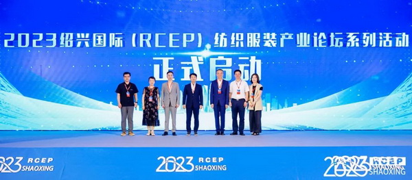  7月26日，第五屆中國（紹興）紡織新材料展在紹興國際會(huì)展中心拉開帷幕。500家企業(yè)參展，首日5000多名專業(yè)觀眾入場，展會(huì)炙熱的對接氛圍有如7月的氣浪，使行業(yè)快速升溫。海內(nèi)外企業(yè)積極響應(yīng)，原料龍頭企業(yè)高 &ldquo;復(fù)參率&rdquo;，歷經(jīng)五屆的新材料展有何獨(dú)特魅力？ 圖片  圖片  會(huì)展品質(zhì)乘勢而上   本屆新材料展獲得UFI國際展覽協(xié)會(huì)認(rèn)證，是工信部、商務(wù)部組織的2023年&ldquo;優(yōu)供給促升級&rdquo;系列活動(dòng)之一，基于往屆資源優(yōu)勢，對展覽規(guī)劃、買家邀約、會(huì)務(wù)聯(lián)動(dòng)等進(jìn)行了全線融合升級，展會(huì)品質(zhì)躍升，煥發(fā)新的風(fēng)采。展會(huì)由中國長絲織造協(xié)會(huì)、紹興市商務(wù)局、中國國際貿(mào)易委員會(huì)紹興市委員會(huì)、中國國際商會(huì)紹興商會(huì)、紹興市柯橋區(qū)會(huì)展業(yè)發(fā)展中心主辦，浙江三博會(huì)展股份有限公司聯(lián)合主辦，紹興市柯橋區(qū)中國輕紡城展會(huì)有限公司承辦，紹興市經(jīng)信局、浙江省紡織面料設(shè)計(jì)協(xié)會(huì)、七彩云、紹興市紡織行業(yè)協(xié)會(huì)協(xié)辦。  圖片  圖片  開幕盛況  國際展商同臺賽寶   本次展會(huì)共500家展商參展，設(shè)新材料、新織造、新設(shè)備、新面料四大特色展區(qū)，有超10萬款科技纖維、創(chuàng)新面料、紡機(jī)設(shè)備在展會(huì)發(fā)布。魏橋紡織、昆山東利、興發(fā)化纖、吉林化纖、通用新材料、德州恒豐、佳人新材料、浙江興發(fā)、紹興國周、鐠美科等知名紡織龍頭企業(yè)參展。紹興新昌紡機(jī)產(chǎn)業(yè)展團(tuán)、湖州長興織造產(chǎn)業(yè)展團(tuán)、諸暨繡花機(jī)械產(chǎn)業(yè)展團(tuán)、上虞染化料助劑產(chǎn)業(yè)展團(tuán)等區(qū)域展團(tuán)亮相。本屆展會(huì)更是引眾多RCEP國家和地區(qū)的展商組團(tuán)奔赴而來，在國際展區(qū)，韓國ditto時(shí)尚聯(lián)盟、緬甸中國商會(huì)、莫斯科中小企業(yè)工商會(huì)等國際展團(tuán)人氣旺盛。  圖片  企業(yè)展區(qū)  眾多展商聚焦雙碳熱點(diǎn)，圍繞綠色、健康、智造等方向展開產(chǎn)品角逐。魏橋紡織的生物基綠色環(huán)保+抗菌混紡系列、湖州威達(dá)集團(tuán)的綠色環(huán)保色紡紗系列、昆山東利的仿生透氣科技面料系列、吳江蘭天織造的UV對抗仿生科技面料、新型雙層直充防寒面料、機(jī)能無氨彈力面料等展品亮點(diǎn)頻出，展商企業(yè)開啟&ldquo;搶客&rdquo;模式，緊抓展會(huì)機(jī)遇尋求下游合作。本屆展會(huì)有更大規(guī)模的智能紡機(jī)、織機(jī)設(shè)備企業(yè)參展，進(jìn)一步彰顯國產(chǎn)智能織造的研發(fā)水平，鐠美科、浙江康立自控科技、浙江凱成智能設(shè)備、浙江瑪雅機(jī)電等展位帶來媲美國際水平的最新機(jī)械設(shè)備，令人矚目。  圖片  設(shè)備展區(qū)  探索解決行業(yè)困惑與瓶頸，是新材料展歷經(jīng)多屆與各企業(yè)總結(jié)、達(dá)成的共識，也是其不僅在于產(chǎn)品展貿(mào)，更在于新理念的交匯的價(jià)值內(nèi)涵。  國際視野論外貿(mào)   由中國紡織品進(jìn)出口商會(huì)主辦的2023紹興國際（RCEP）紡織服裝產(chǎn)業(yè)論壇系列活動(dòng)與展會(huì)同期同館開幕。論壇以&ldquo;RCEP新機(jī)遇-紡織產(chǎn)業(yè)新格局&rdquo;為主題，就國內(nèi)紡織產(chǎn)業(yè)結(jié)構(gòu)與RCEP國際紡織服裝產(chǎn)業(yè)的發(fā)展趨勢進(jìn)行研討與產(chǎn)業(yè)對接。中國紡織品進(jìn)出口商會(huì)副會(huì)長王宇、韓國時(shí)尚服裝人工智能研究所院長金蕙京、緬甸中國紡織服裝協(xié)會(huì)會(huì)長施坤等嘉賓為論壇開幕致辭。  圖片  圖片 論壇開幕式  論壇開幕式后，首場系列活動(dòng)韓國服飾流行趨勢論壇在展會(huì)時(shí)尚活動(dòng)區(qū)舉辦，多家韓國時(shí)裝品牌聯(lián)合走秀，同時(shí)Dito&ditto，ISAE，F(xiàn)&PLUS等韓國時(shí)尚機(jī)構(gòu)帶來韓國時(shí)尚產(chǎn)業(yè)與數(shù)字技術(shù)的發(fā)展趨勢分享。后續(xù)將陸續(xù)舉辦2023生物基纖維材料產(chǎn)業(yè)技術(shù)論壇、走進(jìn)中國輕紡城市場對接會(huì)、亞洲紡織服裝供應(yīng)鏈高增長論壇等系列活動(dòng)。  圖片  圖片 論壇系列活動(dòng)&mdash;&mdash;韓國服飾流行趨勢論壇  中國纖維展姿態(tài)   作為歷屆新材料展重要配套論壇，2023中國紹興紡織新材料論壇將于展會(huì)第二日舉辦。將聚集昆山東利、浙江中國輕紡城集團(tuán)、浙江佳人新材料、紹興隆泰石墨烯、特思達(dá)（TESTEX）、廣東人仁康、浙江中紡標(biāo)、紹興織蛛物聯(lián)科技等企業(yè)作新產(chǎn)品新項(xiàng)目分享，帶來中國輕紡城紡織新材料采購中心推介，環(huán)保面料、再生聚酯新材料、石墨烯等纖維面料創(chuàng)新產(chǎn)品發(fā)布，OEKO-TEX&reg; STANDARD 100安全標(biāo)準(zhǔn)、健康紡織品標(biāo)準(zhǔn)、5A光子抗菌、坯布在線檢測等檢測后整理技術(shù)分享，諸多亮點(diǎn)值得期待。  圖片  觸摸纖維時(shí)尚,躍升品牌能級,纖維材料的性能之變，已經(jīng)與終端產(chǎn)品在競爭市場的廝殺突圍息息相關(guān)，從面料到服裝、家紡，從國內(nèi)企業(yè)到海外品牌，都不能錯(cuò)過這一場產(chǎn)業(yè)對接的盛會(huì)。  跨越山海齊聚首   本屆展會(huì)借助今年全線升級之勢，全面擴(kuò)大對面料、服裝業(yè)大規(guī)模大品牌企業(yè)的邀約，并提前進(jìn)行買家需求的預(yù)采集和展商產(chǎn)品的預(yù)對接，顯著提升買家熱情和觀展效率。展會(huì)首日，丹東華洋紡織服裝、北京奔流野外運(yùn)動(dòng)服裝、北京方圣時(shí)尚、華紡股份有限公司等品牌買家應(yīng)邀而來，廣東、湖州、義烏、新疆等十余個(gè)地區(qū)采購團(tuán)紛紛到場，更有韓國、俄羅斯、越南、緬甸等數(shù)百名海外買家跨越山海來相會(huì)，如國際知名服裝品牌 J.K. Apparel、DOBB、LUBOO、YL co.,ltd、CHUNSANGDOO INNOCENCE、DAYGREEN INC等。  圖片  采供對接  商貿(mào)對接攬訂單   展會(huì)打通產(chǎn)業(yè)鏈，延伸展貿(mào)對接服務(wù)?，F(xiàn)場，快時(shí)尚跨境電商企業(yè)SheIn開啟為期兩天的面料專場、服裝專場閉門采購會(huì)，帶來數(shù)百類采購需求。國內(nèi)品牌采購團(tuán)走進(jìn)紡織源產(chǎn)地中國輕紡城市場，展開時(shí)尚買手與優(yōu)質(zhì)原創(chuàng)面料的靈感碰撞。展會(huì)第二日，亞洲染料聯(lián)合會(huì)、韓國纖維產(chǎn)業(yè)研究院、莫斯科中小企業(yè)商會(huì)、越南紡織商會(huì)、緬甸中國商會(huì)等國際采購團(tuán)也將進(jìn)市場與柯橋面料企業(yè)接洽外貿(mào)訂單。  圖片  圖片 采供對接  2023中國（紹興）紡織新材料展打造了新材料、新技術(shù)的信息高地，以國際展會(huì)的標(biāo)準(zhǔn)，向內(nèi)外貿(mào)一體化展會(huì)平臺成長蛻變，它是當(dāng)下紡織供應(yīng)鏈趨勢的具象展示，更是一場中國纖維向世界的傾訴表達(dá)。  圖片  圖片 圖片 ?觸摸纖維時(shí)尚、躍升品牌能級，第五屆中國（紹興）紡織新材料展盛大開幕