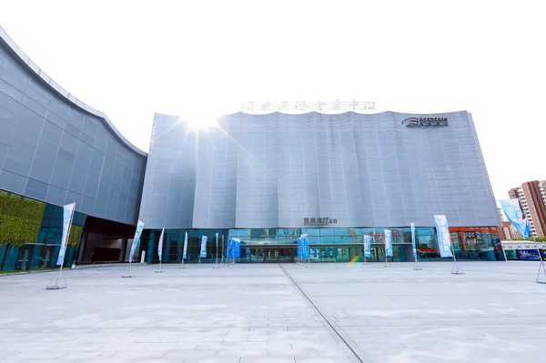  7月26日，第五屆中國（紹興）紡織新材料展在紹興國際會(huì)展中心拉開帷幕。500家企業(yè)參展，首日5000多名專業(yè)觀眾入場，展會(huì)炙熱的對接氛圍有如7月的氣浪，使行業(yè)快速升溫。海內(nèi)外企業(yè)積極響應(yīng)，原料龍頭企業(yè)高 &ldquo;復(fù)參率&rdquo;，歷經(jīng)五屆的新材料展有何獨(dú)特魅力？ 圖片  圖片  會(huì)展品質(zhì)乘勢而上   本屆新材料展獲得UFI國際展覽協(xié)會(huì)認(rèn)證，是工信部、商務(wù)部組織的2023年&ldquo;優(yōu)供給促升級&rdquo;系列活動(dòng)之一，基于往屆資源優(yōu)勢，對展覽規(guī)劃、買家邀約、會(huì)務(wù)聯(lián)動(dòng)等進(jìn)行了全線融合升級，展會(huì)品質(zhì)躍升，煥發(fā)新的風(fēng)采。展會(huì)由中國長絲織造協(xié)會(huì)、紹興市商務(wù)局、中國國際貿(mào)易委員會(huì)紹興市委員會(huì)、中國國際商會(huì)紹興商會(huì)、紹興市柯橋區(qū)會(huì)展業(yè)發(fā)展中心主辦，浙江三博會(huì)展股份有限公司聯(lián)合主辦，紹興市柯橋區(qū)中國輕紡城展會(huì)有限公司承辦，紹興市經(jīng)信局、浙江省紡織面料設(shè)計(jì)協(xié)會(huì)、七彩云、紹興市紡織行業(yè)協(xié)會(huì)協(xié)辦。  圖片  圖片  開幕盛況  國際展商同臺賽寶   本次展會(huì)共500家展商參展，設(shè)新材料、新織造、新設(shè)備、新面料四大特色展區(qū)，有超10萬款科技纖維、創(chuàng)新面料、紡機(jī)設(shè)備在展會(huì)發(fā)布。魏橋紡織、昆山東利、興發(fā)化纖、吉林化纖、通用新材料、德州恒豐、佳人新材料、浙江興發(fā)、紹興國周、鐠美科等知名紡織龍頭企業(yè)參展。紹興新昌紡機(jī)產(chǎn)業(yè)展團(tuán)、湖州長興織造產(chǎn)業(yè)展團(tuán)、諸暨繡花機(jī)械產(chǎn)業(yè)展團(tuán)、上虞染化料助劑產(chǎn)業(yè)展團(tuán)等區(qū)域展團(tuán)亮相。本屆展會(huì)更是引眾多RCEP國家和地區(qū)的展商組團(tuán)奔赴而來，在國際展區(qū)，韓國ditto時(shí)尚聯(lián)盟、緬甸中國商會(huì)、莫斯科中小企業(yè)工商會(huì)等國際展團(tuán)人氣旺盛。  圖片  企業(yè)展區(qū)  眾多展商聚焦雙碳熱點(diǎn)，圍繞綠色、健康、智造等方向展開產(chǎn)品角逐。魏橋紡織的生物基綠色環(huán)保+抗菌混紡系列、湖州威達(dá)集團(tuán)的綠色環(huán)保色紡紗系列、昆山東利的仿生透氣科技面料系列、吳江蘭天織造的UV對抗仿生科技面料、新型雙層直充防寒面料、機(jī)能無氨彈力面料等展品亮點(diǎn)頻出，展商企業(yè)開啟&ldquo;搶客&rdquo;模式，緊抓展會(huì)機(jī)遇尋求下游合作。本屆展會(huì)有更大規(guī)模的智能紡機(jī)、織機(jī)設(shè)備企業(yè)參展，進(jìn)一步彰顯國產(chǎn)智能織造的研發(fā)水平，鐠美科、浙江康立自控科技、浙江凱成智能設(shè)備、浙江瑪雅機(jī)電等展位帶來媲美國際水平的最新機(jī)械設(shè)備，令人矚目。  圖片  設(shè)備展區(qū)  探索解決行業(yè)困惑與瓶頸，是新材料展歷經(jīng)多屆與各企業(yè)總結(jié)、達(dá)成的共識，也是其不僅在于產(chǎn)品展貿(mào)，更在于新理念的交匯的價(jià)值內(nèi)涵。  國際視野論外貿(mào)   由中國紡織品進(jìn)出口商會(huì)主辦的2023紹興國際（RCEP）紡織服裝產(chǎn)業(yè)論壇系列活動(dòng)與展會(huì)同期同館開幕。論壇以&ldquo;RCEP新機(jī)遇-紡織產(chǎn)業(yè)新格局&rdquo;為主題，就國內(nèi)紡織產(chǎn)業(yè)結(jié)構(gòu)與RCEP國際紡織服裝產(chǎn)業(yè)的發(fā)展趨勢進(jìn)行研討與產(chǎn)業(yè)對接。中國紡織品進(jìn)出口商會(huì)副會(huì)長王宇、韓國時(shí)尚服裝人工智能研究所院長金蕙京、緬甸中國紡織服裝協(xié)會(huì)會(huì)長施坤等嘉賓為論壇開幕致辭。  圖片  圖片 論壇開幕式  論壇開幕式后，首場系列活動(dòng)韓國服飾流行趨勢論壇在展會(huì)時(shí)尚活動(dòng)區(qū)舉辦，多家韓國時(shí)裝品牌聯(lián)合走秀，同時(shí)Dito&ditto，ISAE，F(xiàn)&PLUS等韓國時(shí)尚機(jī)構(gòu)帶來韓國時(shí)尚產(chǎn)業(yè)與數(shù)字技術(shù)的發(fā)展趨勢分享。后續(xù)將陸續(xù)舉辦2023生物基纖維材料產(chǎn)業(yè)技術(shù)論壇、走進(jìn)中國輕紡城市場對接會(huì)、亞洲紡織服裝供應(yīng)鏈高增長論壇等系列活動(dòng)。  圖片  圖片 論壇系列活動(dòng)&mdash;&mdash;韓國服飾流行趨勢論壇  中國纖維展姿態(tài)   作為歷屆新材料展重要配套論壇，2023中國紹興紡織新材料論壇將于展會(huì)第二日舉辦。將聚集昆山東利、浙江中國輕紡城集團(tuán)、浙江佳人新材料、紹興隆泰石墨烯、特思達(dá)（TESTEX）、廣東人仁康、浙江中紡標(biāo)、紹興織蛛物聯(lián)科技等企業(yè)作新產(chǎn)品新項(xiàng)目分享，帶來中國輕紡城紡織新材料采購中心推介，環(huán)保面料、再生聚酯新材料、石墨烯等纖維面料創(chuàng)新產(chǎn)品發(fā)布，OEKO-TEX&reg; STANDARD 100安全標(biāo)準(zhǔn)、健康紡織品標(biāo)準(zhǔn)、5A光子抗菌、坯布在線檢測等檢測后整理技術(shù)分享，諸多亮點(diǎn)值得期待。  圖片  觸摸纖維時(shí)尚,躍升品牌能級,纖維材料的性能之變，已經(jīng)與終端產(chǎn)品在競爭市場的廝殺突圍息息相關(guān)，從面料到服裝、家紡，從國內(nèi)企業(yè)到海外品牌，都不能錯(cuò)過這一場產(chǎn)業(yè)對接的盛會(huì)。  跨越山海齊聚首   本屆展會(huì)借助今年全線升級之勢，全面擴(kuò)大對面料、服裝業(yè)大規(guī)模大品牌企業(yè)的邀約，并提前進(jìn)行買家需求的預(yù)采集和展商產(chǎn)品的預(yù)對接，顯著提升買家熱情和觀展效率。展會(huì)首日，丹東華洋紡織服裝、北京奔流野外運(yùn)動(dòng)服裝、北京方圣時(shí)尚、華紡股份有限公司等品牌買家應(yīng)邀而來，廣東、湖州、義烏、新疆等十余個(gè)地區(qū)采購團(tuán)紛紛到場，更有韓國、俄羅斯、越南、緬甸等數(shù)百名海外買家跨越山海來相會(huì)，如國際知名服裝品牌 J.K. Apparel、DOBB、LUBOO、YL co.,ltd、CHUNSANGDOO INNOCENCE、DAYGREEN INC等。  圖片  采供對接  商貿(mào)對接攬訂單   展會(huì)打通產(chǎn)業(yè)鏈，延伸展貿(mào)對接服務(wù)?，F(xiàn)場，快時(shí)尚跨境電商企業(yè)SheIn開啟為期兩天的面料專場、服裝專場閉門采購會(huì)，帶來數(shù)百類采購需求。國內(nèi)品牌采購團(tuán)走進(jìn)紡織源產(chǎn)地中國輕紡城市場，展開時(shí)尚買手與優(yōu)質(zhì)原創(chuàng)面料的靈感碰撞。展會(huì)第二日，亞洲染料聯(lián)合會(huì)、韓國纖維產(chǎn)業(yè)研究院、莫斯科中小企業(yè)商會(huì)、越南紡織商會(huì)、緬甸中國商會(huì)等國際采購團(tuán)也將進(jìn)市場與柯橋面料企業(yè)接洽外貿(mào)訂單。  圖片  圖片 采供對接  2023中國（紹興）紡織新材料展打造了新材料、新技術(shù)的信息高地，以國際展會(huì)的標(biāo)準(zhǔn)，向內(nèi)外貿(mào)一體化展會(huì)平臺成長蛻變，它是當(dāng)下紡織供應(yīng)鏈趨勢的具象展示，更是一場中國纖維向世界的傾訴表達(dá)。  圖片  圖片 圖片 ?觸摸纖維時(shí)尚、躍升品牌能級，第五屆中國（紹興）紡織新材料展盛大開幕