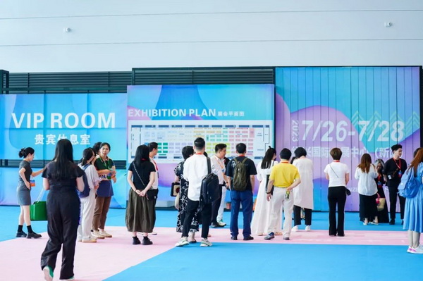  7月26日，第五屆中國（紹興）紡織新材料展在紹興國際會(huì)展中心拉開帷幕。500家企業(yè)參展，首日5000多名專業(yè)觀眾入場，展會(huì)炙熱的對接氛圍有如7月的氣浪，使行業(yè)快速升溫。海內(nèi)外企業(yè)積極響應(yīng)，原料龍頭企業(yè)高 &ldquo;復(fù)參率&rdquo;，歷經(jīng)五屆的新材料展有何獨(dú)特魅力？ 圖片  圖片  會(huì)展品質(zhì)乘勢而上   本屆新材料展獲得UFI國際展覽協(xié)會(huì)認(rèn)證，是工信部、商務(wù)部組織的2023年&ldquo;優(yōu)供給促升級&rdquo;系列活動(dòng)之一，基于往屆資源優(yōu)勢，對展覽規(guī)劃、買家邀約、會(huì)務(wù)聯(lián)動(dòng)等進(jìn)行了全線融合升級，展會(huì)品質(zhì)躍升，煥發(fā)新的風(fēng)采。展會(huì)由中國長絲織造協(xié)會(huì)、紹興市商務(wù)局、中國國際貿(mào)易委員會(huì)紹興市委員會(huì)、中國國際商會(huì)紹興商會(huì)、紹興市柯橋區(qū)會(huì)展業(yè)發(fā)展中心主辦，浙江三博會(huì)展股份有限公司聯(lián)合主辦，紹興市柯橋區(qū)中國輕紡城展會(huì)有限公司承辦，紹興市經(jīng)信局、浙江省紡織面料設(shè)計(jì)協(xié)會(huì)、七彩云、紹興市紡織行業(yè)協(xié)會(huì)協(xié)辦。  圖片  圖片  開幕盛況  國際展商同臺賽寶   本次展會(huì)共500家展商參展，設(shè)新材料、新織造、新設(shè)備、新面料四大特色展區(qū)，有超10萬款科技纖維、創(chuàng)新面料、紡機(jī)設(shè)備在展會(huì)發(fā)布。魏橋紡織、昆山東利、興發(fā)化纖、吉林化纖、通用新材料、德州恒豐、佳人新材料、浙江興發(fā)、紹興國周、鐠美科等知名紡織龍頭企業(yè)參展。紹興新昌紡機(jī)產(chǎn)業(yè)展團(tuán)、湖州長興織造產(chǎn)業(yè)展團(tuán)、諸暨繡花機(jī)械產(chǎn)業(yè)展團(tuán)、上虞染化料助劑產(chǎn)業(yè)展團(tuán)等區(qū)域展團(tuán)亮相。本屆展會(huì)更是引眾多RCEP國家和地區(qū)的展商組團(tuán)奔赴而來，在國際展區(qū)，韓國ditto時(shí)尚聯(lián)盟、緬甸中國商會(huì)、莫斯科中小企業(yè)工商會(huì)等國際展團(tuán)人氣旺盛。  圖片  企業(yè)展區(qū)  眾多展商聚焦雙碳熱點(diǎn)，圍繞綠色、健康、智造等方向展開產(chǎn)品角逐。魏橋紡織的生物基綠色環(huán)保+抗菌混紡系列、湖州威達(dá)集團(tuán)的綠色環(huán)保色紡紗系列、昆山東利的仿生透氣科技面料系列、吳江蘭天織造的UV對抗仿生科技面料、新型雙層直充防寒面料、機(jī)能無氨彈力面料等展品亮點(diǎn)頻出，展商企業(yè)開啟&ldquo;搶客&rdquo;模式，緊抓展會(huì)機(jī)遇尋求下游合作。本屆展會(huì)有更大規(guī)模的智能紡機(jī)、織機(jī)設(shè)備企業(yè)參展，進(jìn)一步彰顯國產(chǎn)智能織造的研發(fā)水平，鐠美科、浙江康立自控科技、浙江凱成智能設(shè)備、浙江瑪雅機(jī)電等展位帶來媲美國際水平的最新機(jī)械設(shè)備，令人矚目。  圖片  設(shè)備展區(qū)  探索解決行業(yè)困惑與瓶頸，是新材料展歷經(jīng)多屆與各企業(yè)總結(jié)、達(dá)成的共識，也是其不僅在于產(chǎn)品展貿(mào)，更在于新理念的交匯的價(jià)值內(nèi)涵。  國際視野論外貿(mào)   由中國紡織品進(jìn)出口商會(huì)主辦的2023紹興國際（RCEP）紡織服裝產(chǎn)業(yè)論壇系列活動(dòng)與展會(huì)同期同館開幕。論壇以&ldquo;RCEP新機(jī)遇-紡織產(chǎn)業(yè)新格局&rdquo;為主題，就國內(nèi)紡織產(chǎn)業(yè)結(jié)構(gòu)與RCEP國際紡織服裝產(chǎn)業(yè)的發(fā)展趨勢進(jìn)行研討與產(chǎn)業(yè)對接。中國紡織品進(jìn)出口商會(huì)副會(huì)長王宇、韓國時(shí)尚服裝人工智能研究所院長金蕙京、緬甸中國紡織服裝協(xié)會(huì)會(huì)長施坤等嘉賓為論壇開幕致辭。  圖片  圖片 論壇開幕式  論壇開幕式后，首場系列活動(dòng)韓國服飾流行趨勢論壇在展會(huì)時(shí)尚活動(dòng)區(qū)舉辦，多家韓國時(shí)裝品牌聯(lián)合走秀，同時(shí)Dito&ditto，ISAE，F(xiàn)&PLUS等韓國時(shí)尚機(jī)構(gòu)帶來韓國時(shí)尚產(chǎn)業(yè)與數(shù)字技術(shù)的發(fā)展趨勢分享。后續(xù)將陸續(xù)舉辦2023生物基纖維材料產(chǎn)業(yè)技術(shù)論壇、走進(jìn)中國輕紡城市場對接會(huì)、亞洲紡織服裝供應(yīng)鏈高增長論壇等系列活動(dòng)。  圖片  圖片 論壇系列活動(dòng)&mdash;&mdash;韓國服飾流行趨勢論壇  中國纖維展姿態(tài)   作為歷屆新材料展重要配套論壇，2023中國紹興紡織新材料論壇將于展會(huì)第二日舉辦。將聚集昆山東利、浙江中國輕紡城集團(tuán)、浙江佳人新材料、紹興隆泰石墨烯、特思達(dá)（TESTEX）、廣東人仁康、浙江中紡標(biāo)、紹興織蛛物聯(lián)科技等企業(yè)作新產(chǎn)品新項(xiàng)目分享，帶來中國輕紡城紡織新材料采購中心推介，環(huán)保面料、再生聚酯新材料、石墨烯等纖維面料創(chuàng)新產(chǎn)品發(fā)布，OEKO-TEX&reg; STANDARD 100安全標(biāo)準(zhǔn)、健康紡織品標(biāo)準(zhǔn)、5A光子抗菌、坯布在線檢測等檢測后整理技術(shù)分享，諸多亮點(diǎn)值得期待。  圖片  觸摸纖維時(shí)尚,躍升品牌能級,纖維材料的性能之變，已經(jīng)與終端產(chǎn)品在競爭市場的廝殺突圍息息相關(guān)，從面料到服裝、家紡，從國內(nèi)企業(yè)到海外品牌，都不能錯(cuò)過這一場產(chǎn)業(yè)對接的盛會(huì)。  跨越山海齊聚首   本屆展會(huì)借助今年全線升級之勢，全面擴(kuò)大對面料、服裝業(yè)大規(guī)模大品牌企業(yè)的邀約，并提前進(jìn)行買家需求的預(yù)采集和展商產(chǎn)品的預(yù)對接，顯著提升買家熱情和觀展效率。展會(huì)首日，丹東華洋紡織服裝、北京奔流野外運(yùn)動(dòng)服裝、北京方圣時(shí)尚、華紡股份有限公司等品牌買家應(yīng)邀而來，廣東、湖州、義烏、新疆等十余個(gè)地區(qū)采購團(tuán)紛紛到場，更有韓國、俄羅斯、越南、緬甸等數(shù)百名海外買家跨越山海來相會(huì)，如國際知名服裝品牌 J.K. Apparel、DOBB、LUBOO、YL co.,ltd、CHUNSANGDOO INNOCENCE、DAYGREEN INC等。  圖片  采供對接  商貿(mào)對接攬訂單   展會(huì)打通產(chǎn)業(yè)鏈，延伸展貿(mào)對接服務(wù)?，F(xiàn)場，快時(shí)尚跨境電商企業(yè)SheIn開啟為期兩天的面料專場、服裝專場閉門采購會(huì)，帶來數(shù)百類采購需求。國內(nèi)品牌采購團(tuán)走進(jìn)紡織源產(chǎn)地中國輕紡城市場，展開時(shí)尚買手與優(yōu)質(zhì)原創(chuàng)面料的靈感碰撞。展會(huì)第二日，亞洲染料聯(lián)合會(huì)、韓國纖維產(chǎn)業(yè)研究院、莫斯科中小企業(yè)商會(huì)、越南紡織商會(huì)、緬甸中國商會(huì)等國際采購團(tuán)也將進(jìn)市場與柯橋面料企業(yè)接洽外貿(mào)訂單。  圖片  圖片 采供對接  2023中國（紹興）紡織新材料展打造了新材料、新技術(shù)的信息高地，以國際展會(huì)的標(biāo)準(zhǔn)，向內(nèi)外貿(mào)一體化展會(huì)平臺成長蛻變，它是當(dāng)下紡織供應(yīng)鏈趨勢的具象展示，更是一場中國纖維向世界的傾訴表達(dá)。  圖片  圖片 圖片 ?觸摸纖維時(shí)尚、躍升品牌能級，第五屆中國（紹興）紡織新材料展盛大開幕