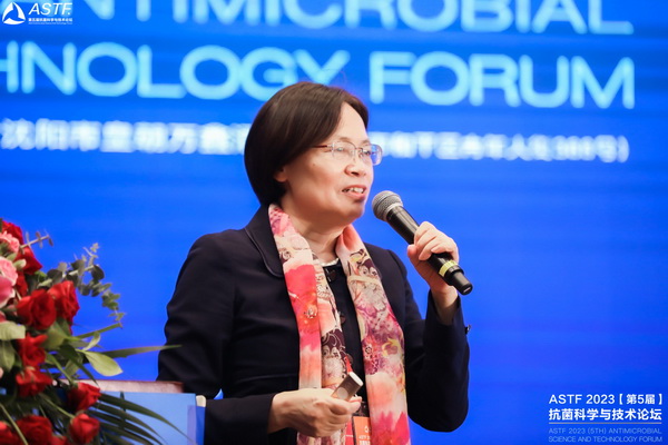 八月盛京，秋意漸濃，8月10日上午，為期兩天的ASTF2023（第5屆）抗菌科學(xué)與技術(shù)論壇在沈陽皇朝萬鑫酒店開幕，本次論壇由中關(guān)村匯智抗菌新材料產(chǎn)業(yè)技術(shù)創(chuàng)新聯(lián)盟、東北大學(xué)和中國科學(xué)院金屬研究所共同主辦，將有本次大會以&ldquo;抗菌科學(xué)引領(lǐng)生物安全&rdquo;為主題，&ldquo;3位院士大會報告+14個分會場/論壇+260+報告+逾80墻報+現(xiàn)場展位&rdquo;論文摘要集等多種形式展示最新抗菌科學(xué)和研究，并以現(xiàn)場展位形式介紹最新抗菌技術(shù)、產(chǎn)品、儀器和設(shè)備等，以增進(jìn)國內(nèi)外抗菌學(xué)術(shù)交流，促進(jìn)抗菌科學(xué)創(chuàng)新與發(fā)展。 來自全國220多家高校、科研院所，以及110多家企業(yè)的超700位會議代表出席。