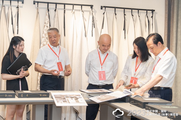 &ldquo;智造讓家更美好&rdquo;--2023海寧中國(guó)&middot;國(guó)際家用紡織品（秋季）博覽會(huì)在浙江海寧許村鎮(zhèn)&middot;海寧中國(guó)家紡城盛大開(kāi)幕。