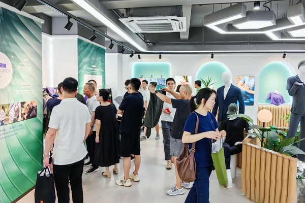 石墨烯紡織產(chǎn)業(yè)論壇暨&ldquo;烯創(chuàng)未來&rdquo;中國(guó)（寧波）創(chuàng)業(yè)創(chuàng)新大賽方案發(fā)布、寧波尚烯科技有限公司開業(yè)慶典系列活動(dòng)在寧波市鎮(zhèn)海區(qū)九龍湖鎮(zhèn)國(guó)家石墨烯創(chuàng)新中心圓滿舉行。