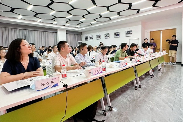 石墨烯紡織產(chǎn)業(yè)論壇暨&ldquo;烯創(chuàng)未來&rdquo;中國(guó)（寧波）創(chuàng)業(yè)創(chuàng)新大賽方案發(fā)布、寧波尚烯科技有限公司開業(yè)慶典系列活動(dòng)在寧波市鎮(zhèn)海區(qū)九龍湖鎮(zhèn)國(guó)家石墨烯創(chuàng)新中心圓滿舉行。