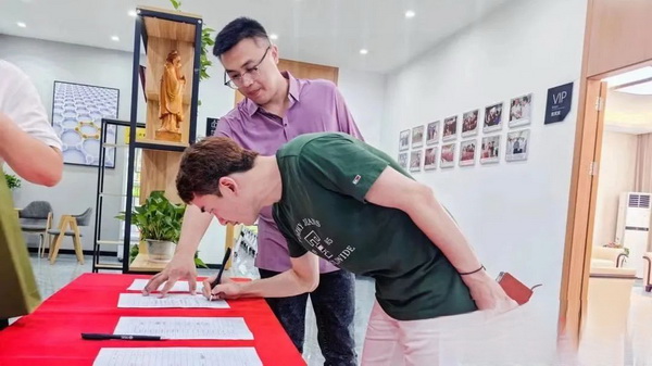 石墨烯紡織產(chǎn)業(yè)論壇暨&ldquo;烯創(chuàng)未來&rdquo;中國(guó)（寧波）創(chuàng)業(yè)創(chuàng)新大賽方案發(fā)布、寧波尚烯科技有限公司開業(yè)慶典系列活動(dòng)在寧波市鎮(zhèn)海區(qū)九龍湖鎮(zhèn)國(guó)家石墨烯創(chuàng)新中心圓滿舉行。