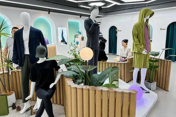 石墨烯紡織產(chǎn)業(yè)論壇暨&ldquo;烯創(chuàng)未來&rdquo;中國(guó)（寧波）創(chuàng)業(yè)創(chuàng)新大賽方案發(fā)布、寧波尚烯科技有限公司開業(yè)慶典系列活動(dòng)在寧波市鎮(zhèn)海區(qū)九龍湖鎮(zhèn)國(guó)家石墨烯創(chuàng)新中心圓滿舉行。