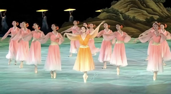 揭秘，亞運(yùn)會(huì)開(kāi)幕式服裝出處在這，楚艷水墨入詩(shī)畫(huà)