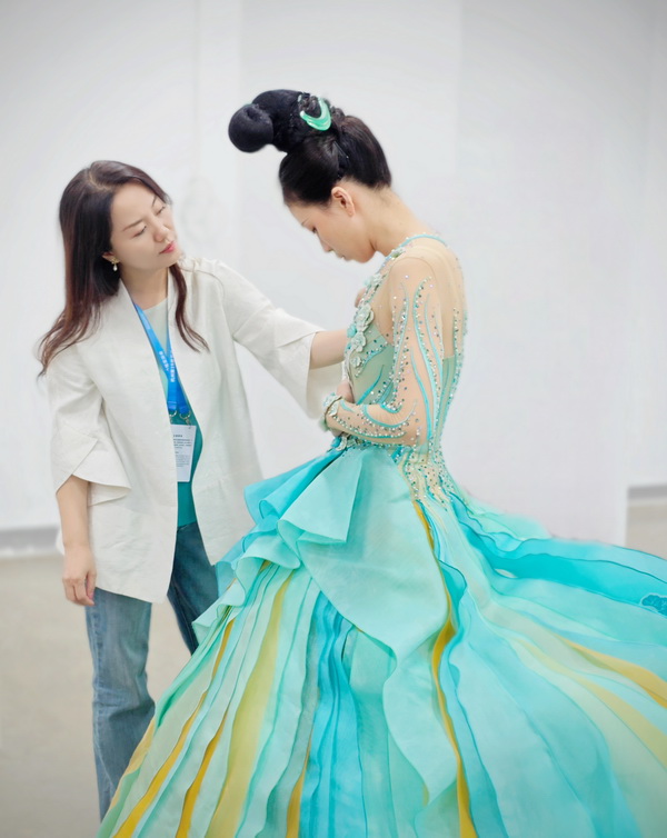 用&ldquo;中國(guó)色&rdquo;演繹中國(guó)風(fēng)雅---第19屆亞運(yùn)會(huì)開(kāi)幕式服裝設(shè)計(jì)師楚艷特寫(xiě)