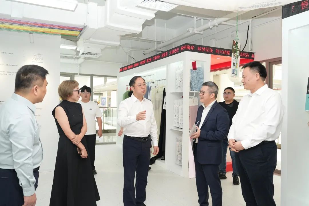 金頂獎設計師張繼成入駐簽約暨盛澤織造區(qū)域品牌館盛大開館