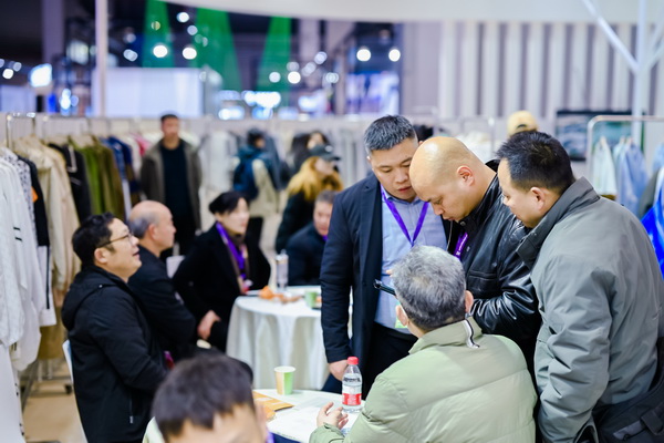 全球防曬服 就看駐馬店&mdash;&mdash;駐馬店防曬服基地驚艷亮相中國國際服飾博覽會