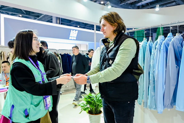 全球防曬服 就看駐馬店&mdash;&mdash;駐馬店防曬服基地驚艷亮相中國國際服飾博覽會