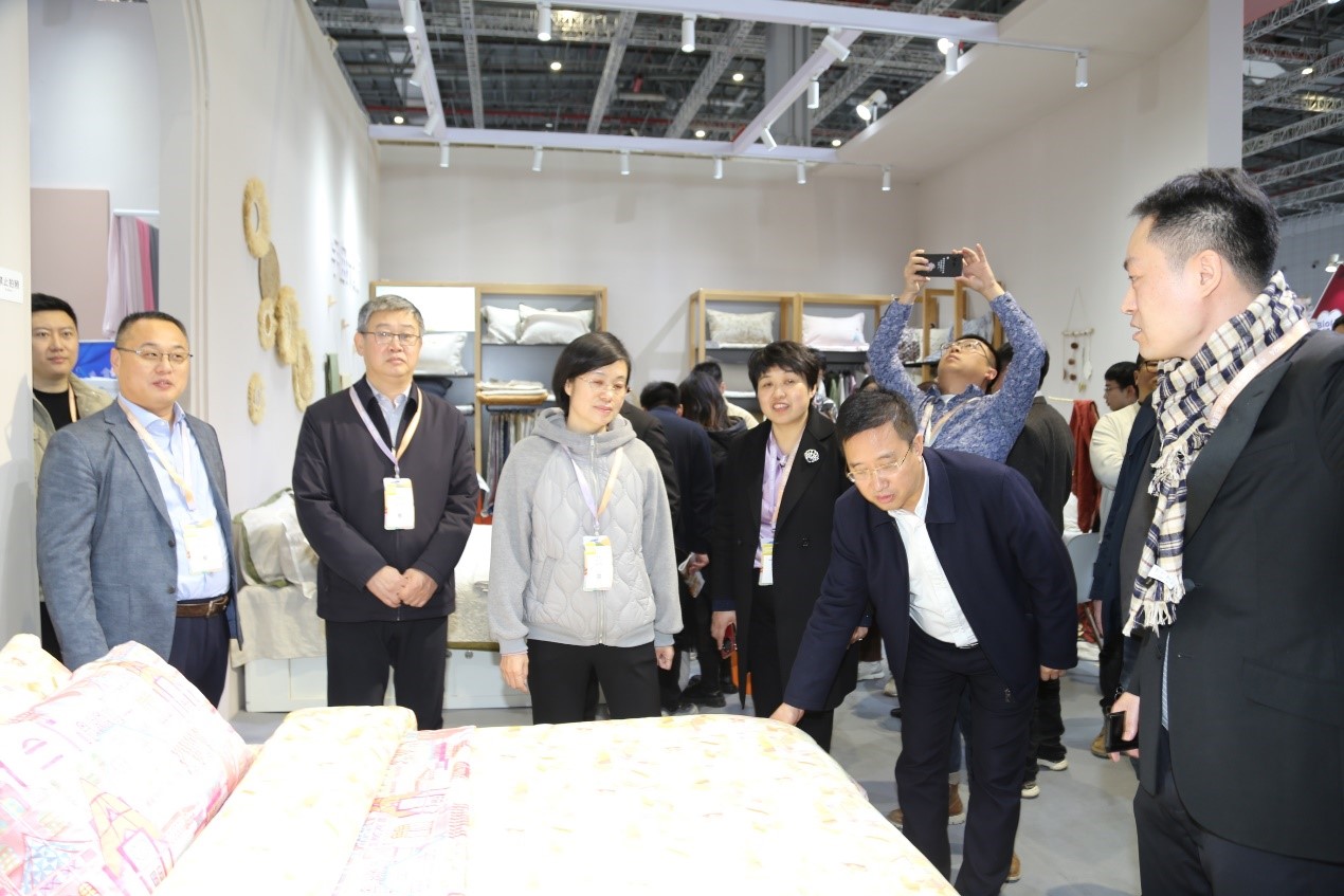 青島組團(tuán)參加intertextile家紡展，副市長趙燕一行蒞臨考察