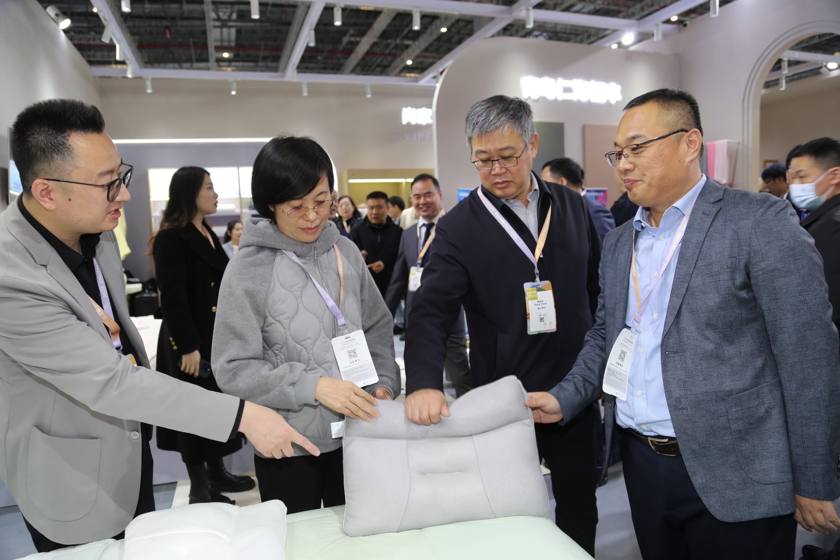 青島組團(tuán)參加intertextile家紡展，副市長趙燕一行蒞臨考察