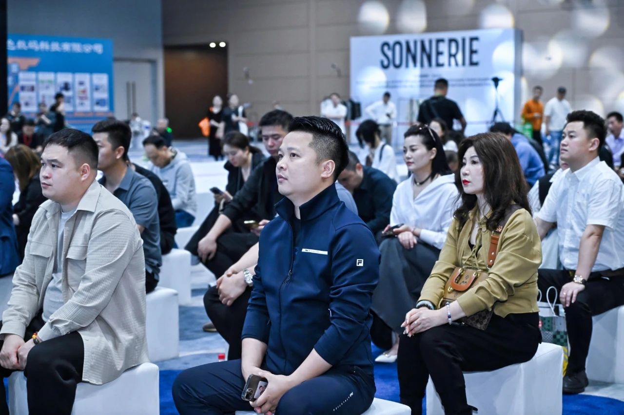 好面料在柯橋聚集2024中國面料之星啟動(dòng)儀式暨知名服飾品牌趨勢(shì)交流分享會(huì)在紹興國際會(huì)展中心成功舉辦。