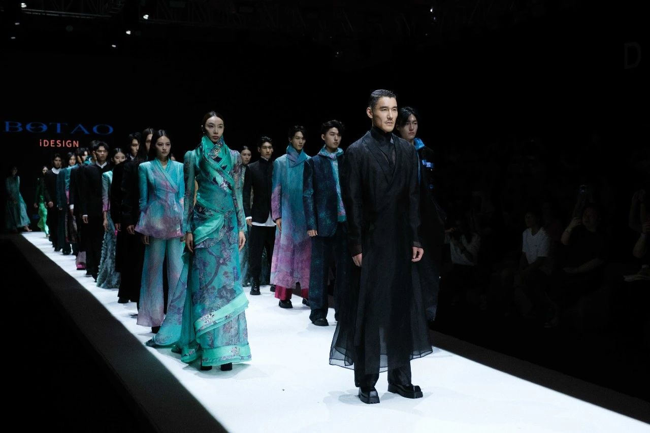 東方美學(xué)潤T臺(tái)，國風(fēng)時(shí)尚卷津城&mdash;&mdash;中國首席超模胡兵驚艷亮相抵羊&middot;2024天津時(shí)裝周