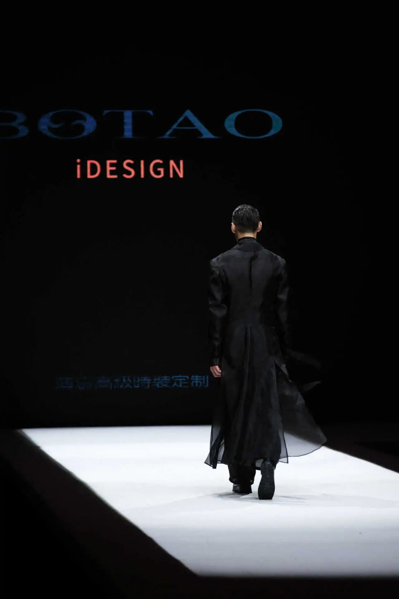 東方美學(xué)潤T臺(tái)，國風(fēng)時(shí)尚卷津城&mdash;&mdash;中國首席超模胡兵驚艷亮相抵羊&middot;2024天津時(shí)裝周