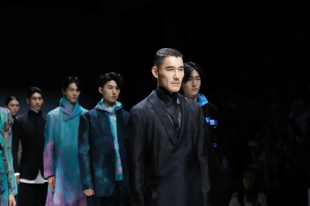 東方美學(xué)潤T臺(tái)，國風(fēng)時(shí)尚卷津城&mdash;&mdash;中國首席超模胡兵驚艷亮相抵羊&middot;2024天津時(shí)裝周