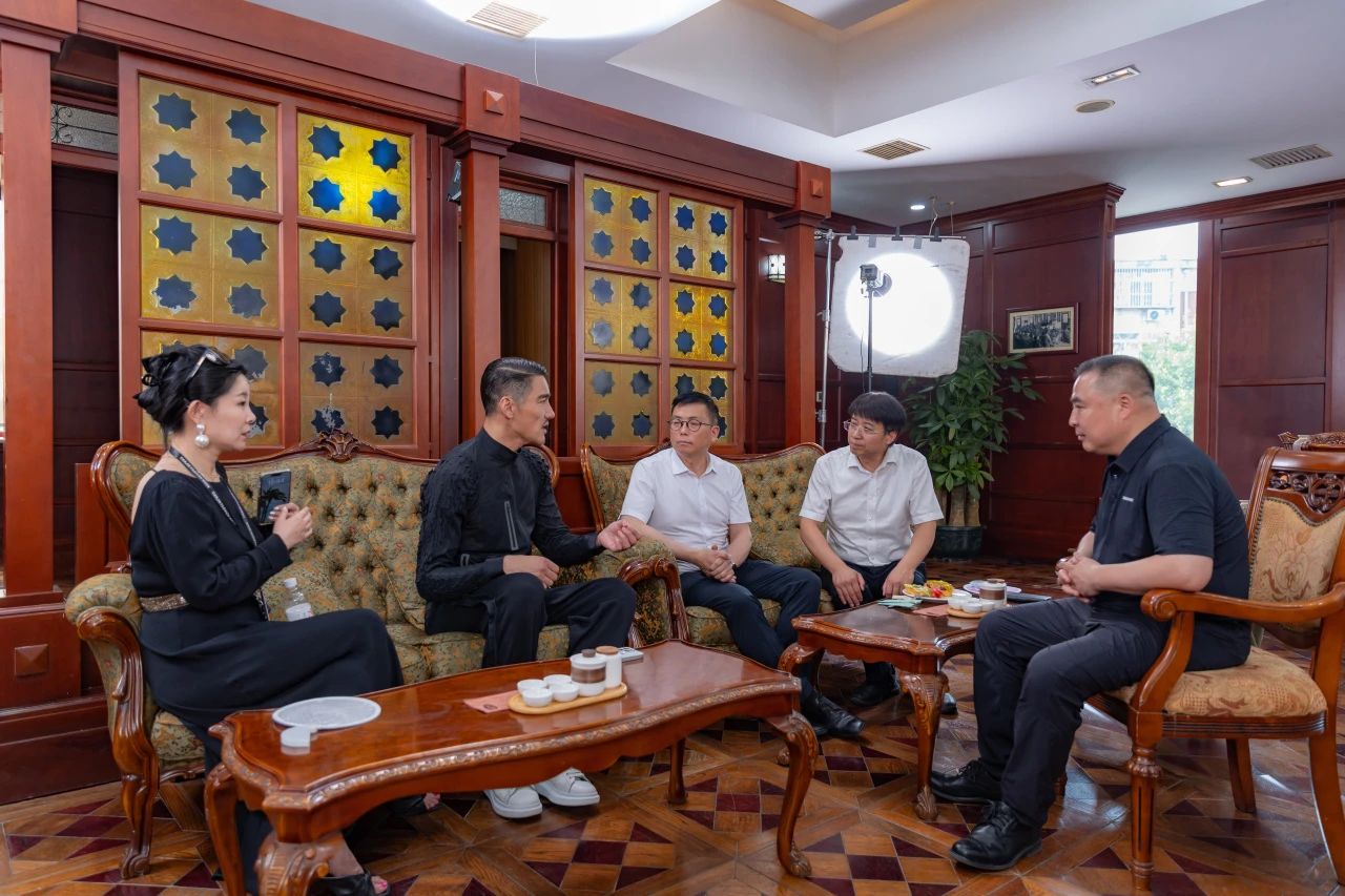 兵哥對(duì)話天津時(shí)裝周 | 中國首席超模胡兵親臨著名愛國實(shí)業(yè)家宋棐卿先生辦公樓共話東方時(shí)尚新生力