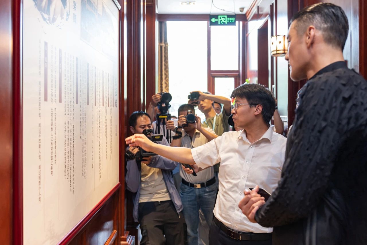 兵哥對(duì)話天津時(shí)裝周 | 中國首席超模胡兵親臨著名愛國實(shí)業(yè)家宋棐卿先生辦公樓共話東方時(shí)尚新生力