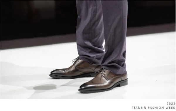 致力于打造民族定制品牌！艾思萊薩新品在天津時(shí)裝周圓滿發(fā)布