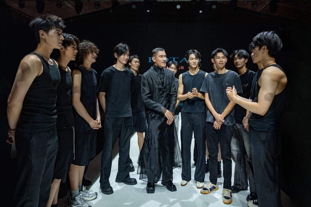 兵哥對(duì)話天津時(shí)裝周 | 中國首席超模胡兵親臨著名愛國實(shí)業(yè)家宋棐卿先生辦公樓共話東方時(shí)尚新生力